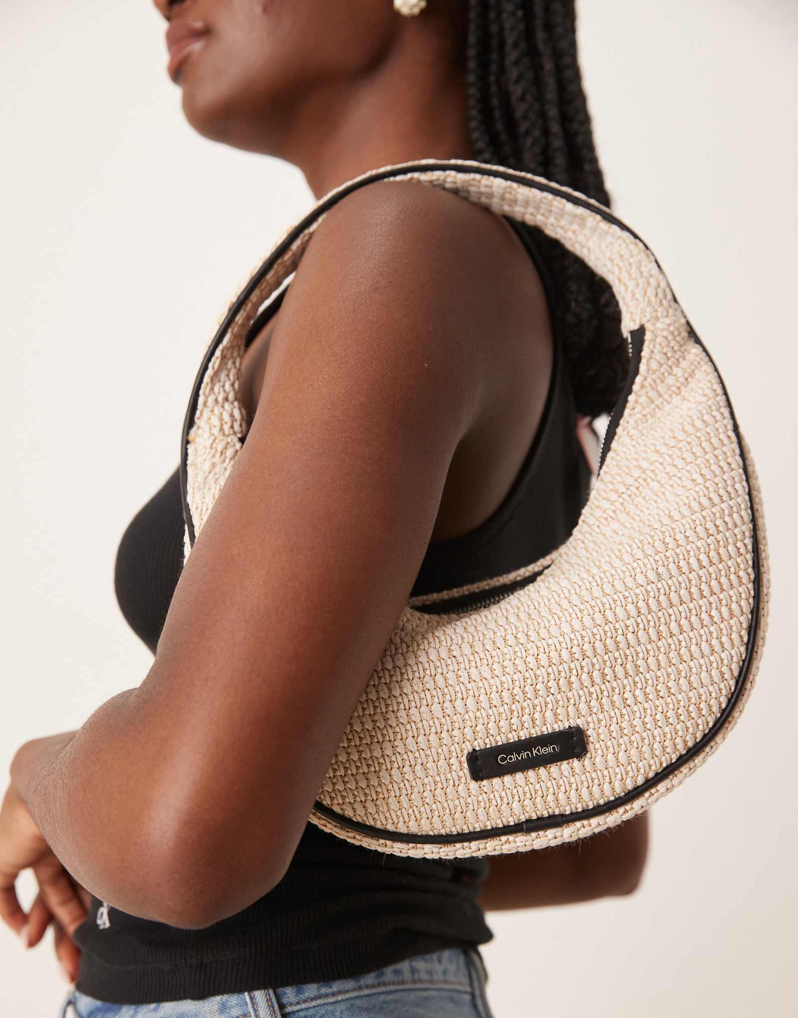 Сумка через плечо из рафии Calvin Klein Jeans кремового цвета 18390₽