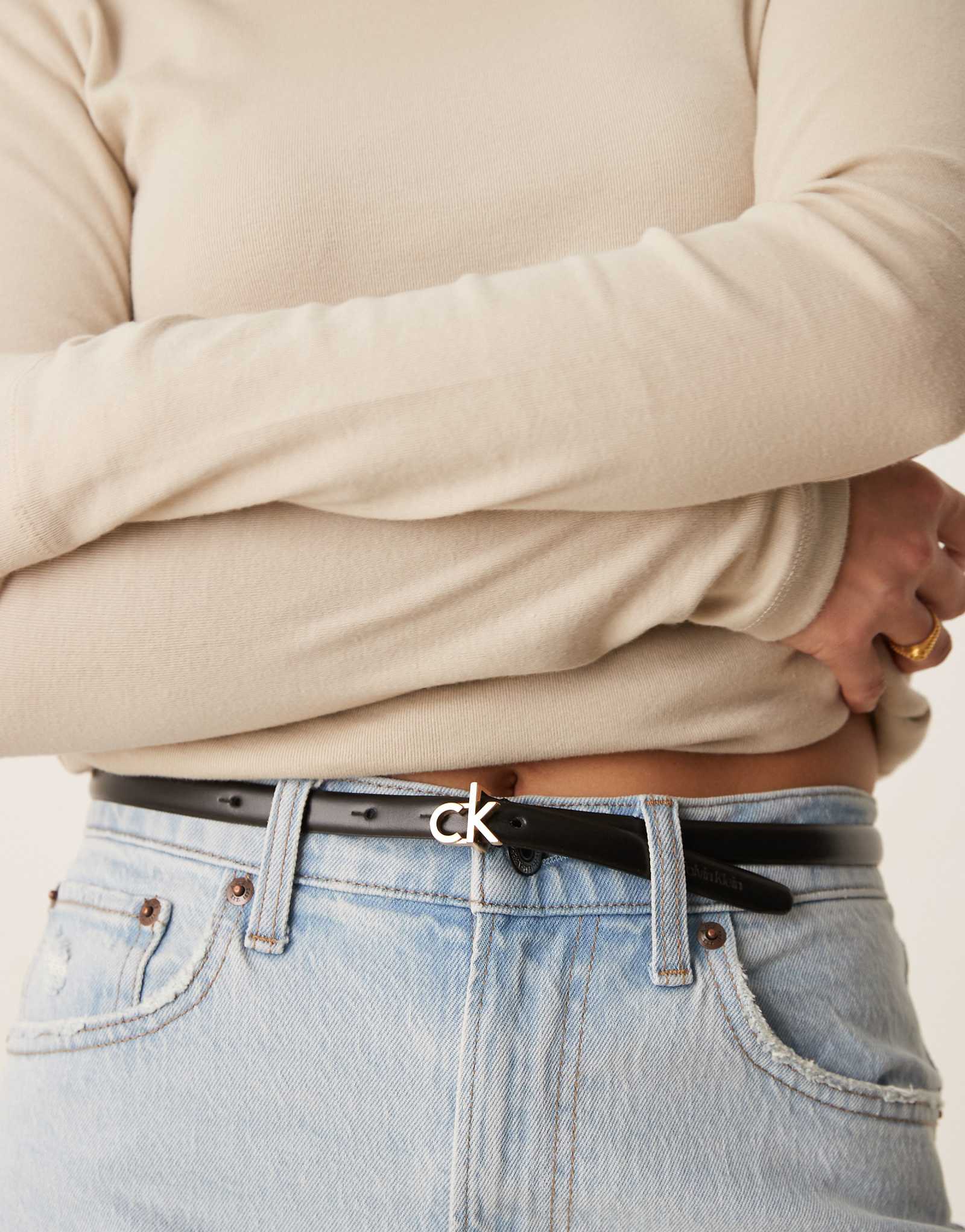 Джинсы Calvin Klein с узким поясом черного цвета 10190₽