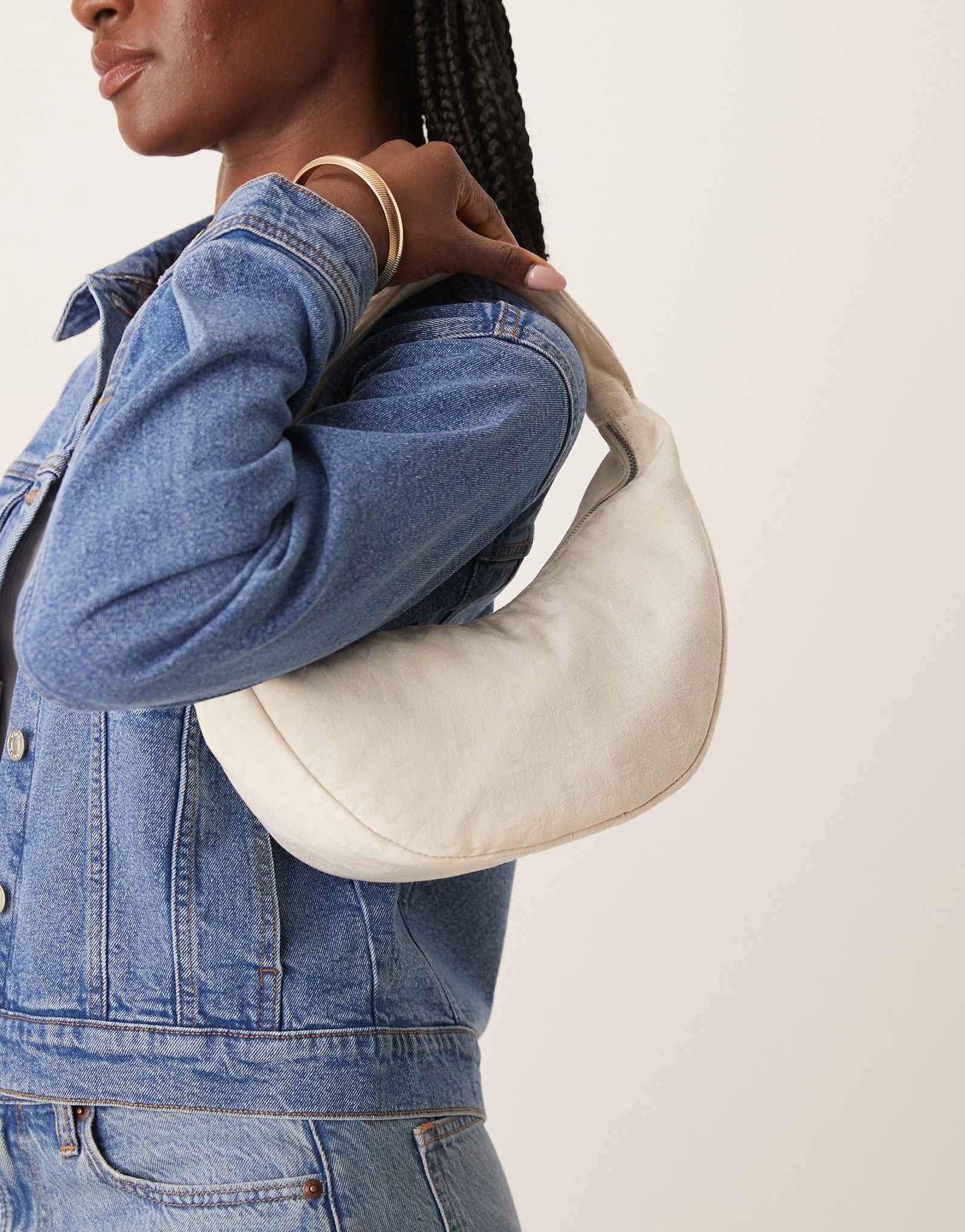 Нейло сумка через плечо Calvin Klein Jeans кремового цвета 20390₽