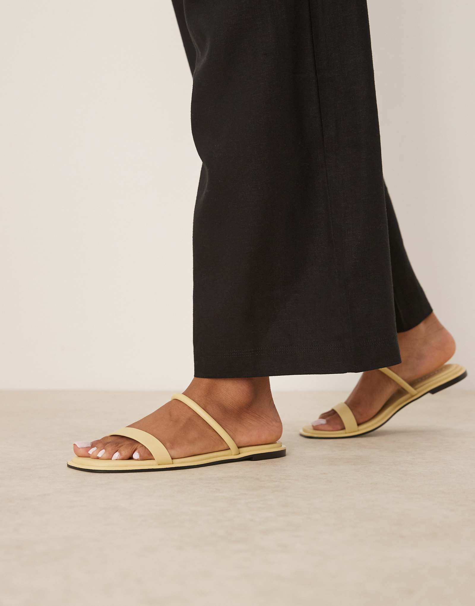 Кельвин Кляйн джинсы плоский двойной ремень сандалии в желтый цвет масла 16290₽