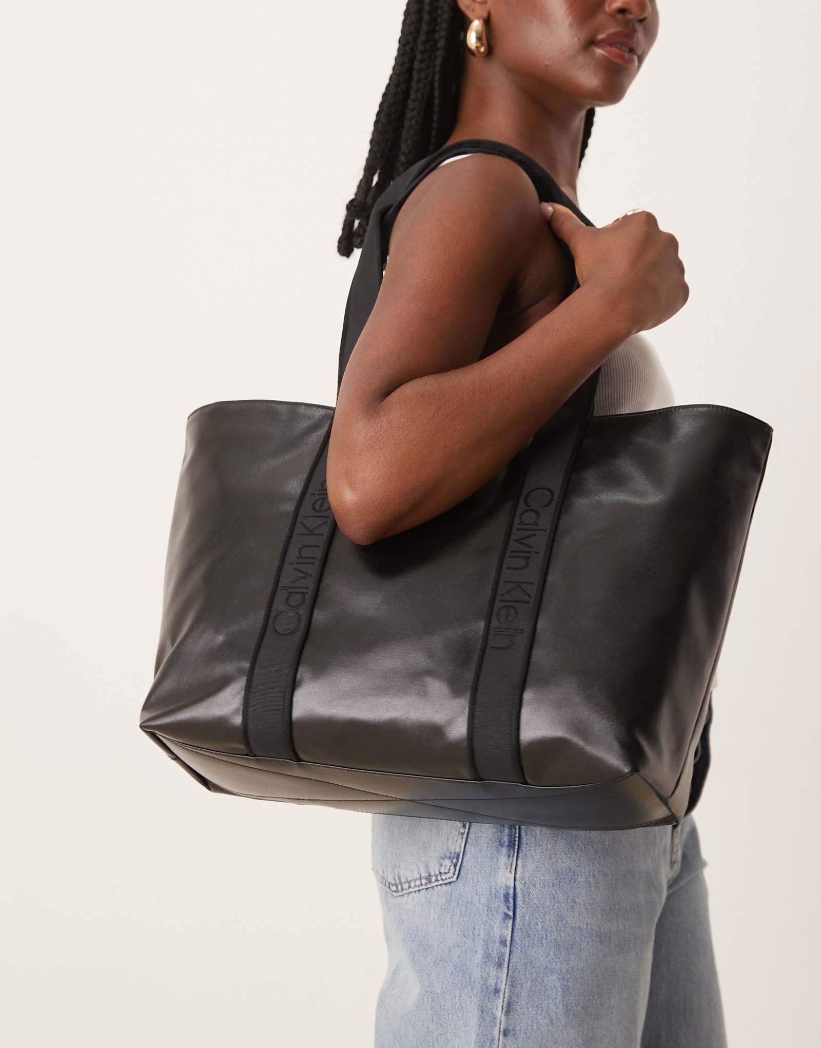 Большая блестящая сумка Calvin Klein Jeans черного цвета 28590₽