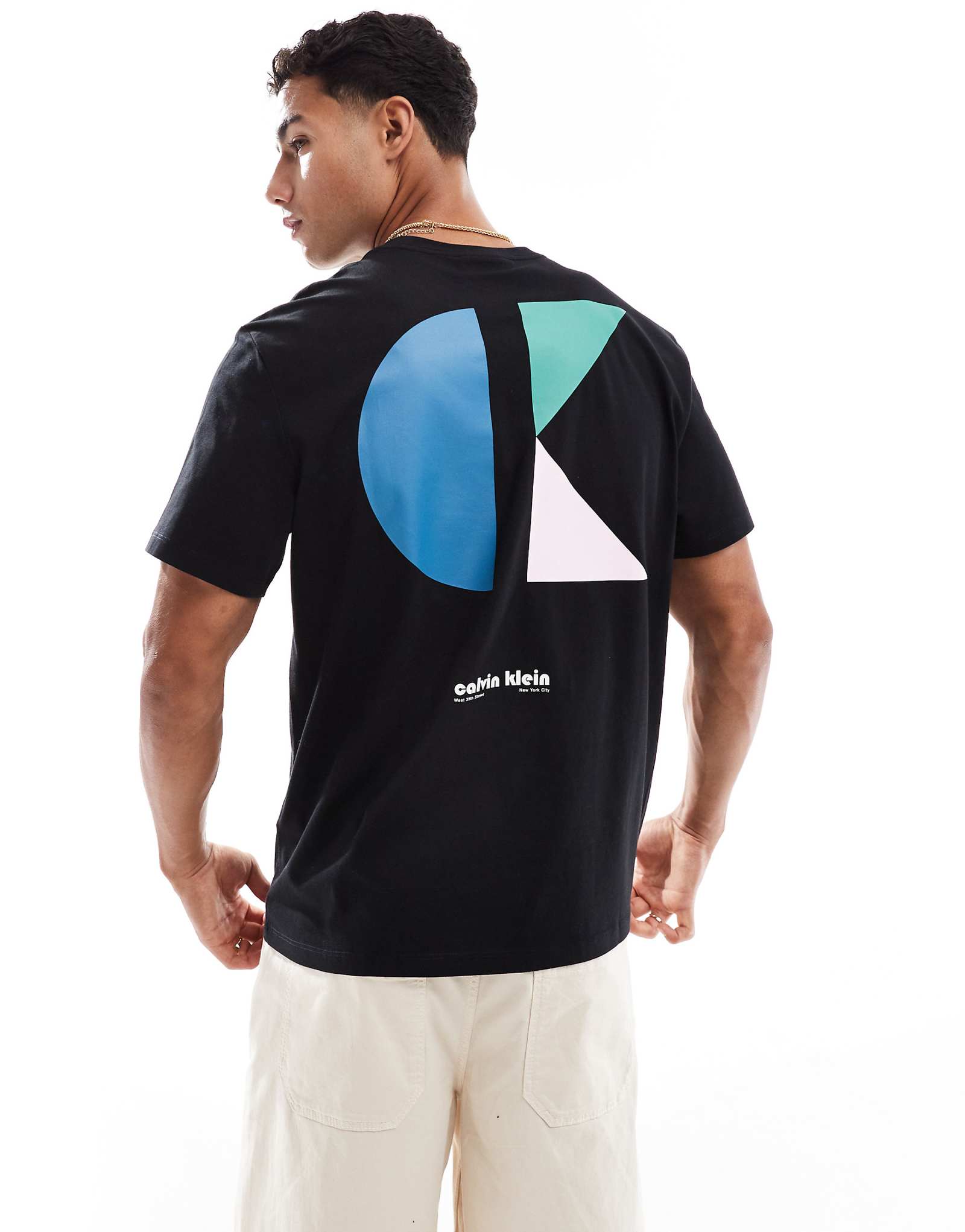 Футболка с принтом Calvin Klein Jeans в стиле поп-арт на спине черного цвета 12490₽