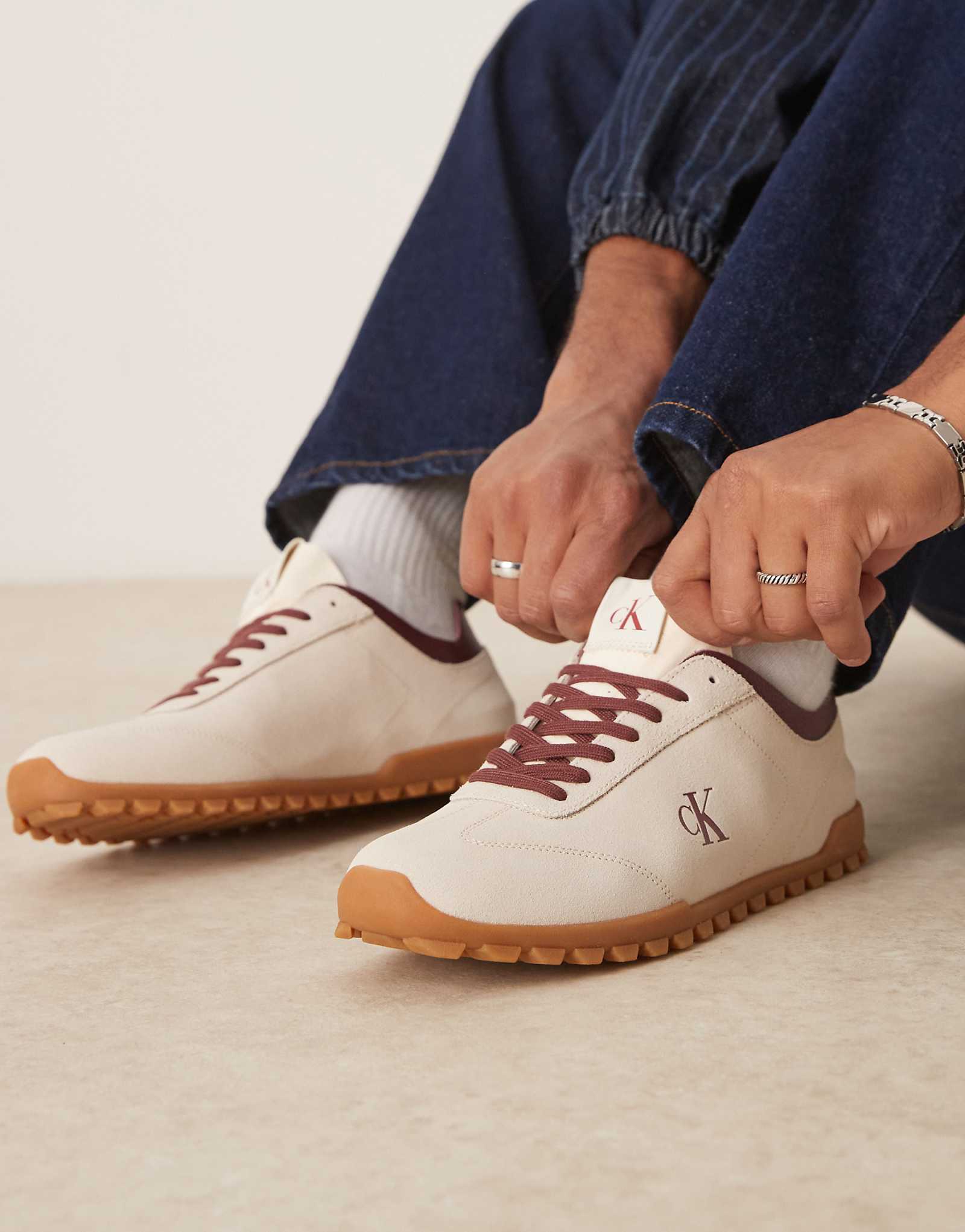 Джинсовые замшевые кроссовки Calvin Klein на низком ходу с резиновой подошвой темно-белого цвета 17790₽