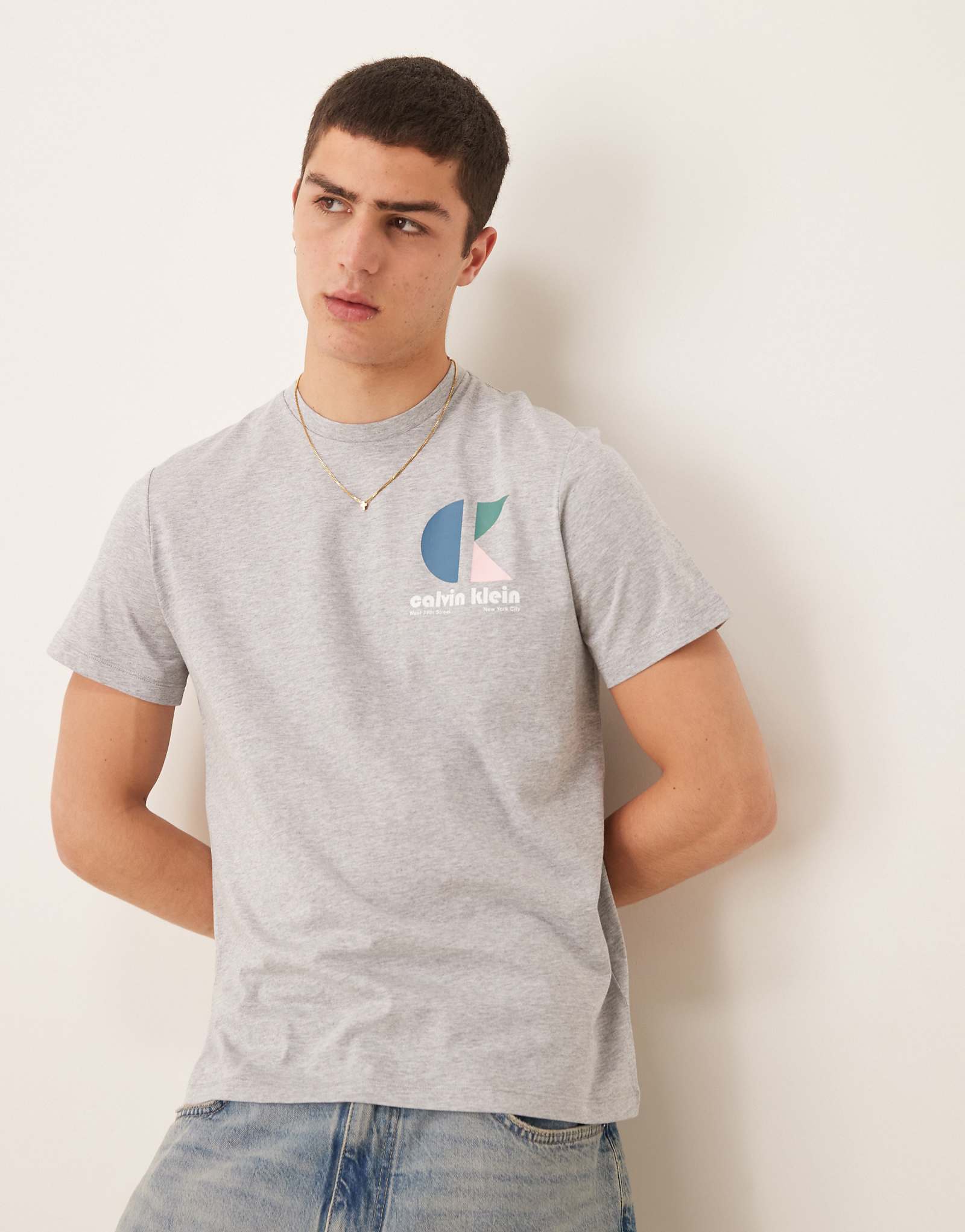 Футболка Calvin Klein Jeans с принтом в стиле поп-арт серого цвета 7690₽