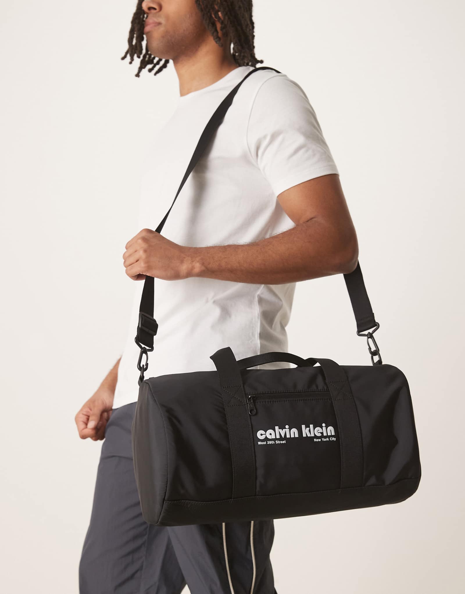 Сумка с ретро-логотипом Calvin Klein Jeans черного цвета 24690₽