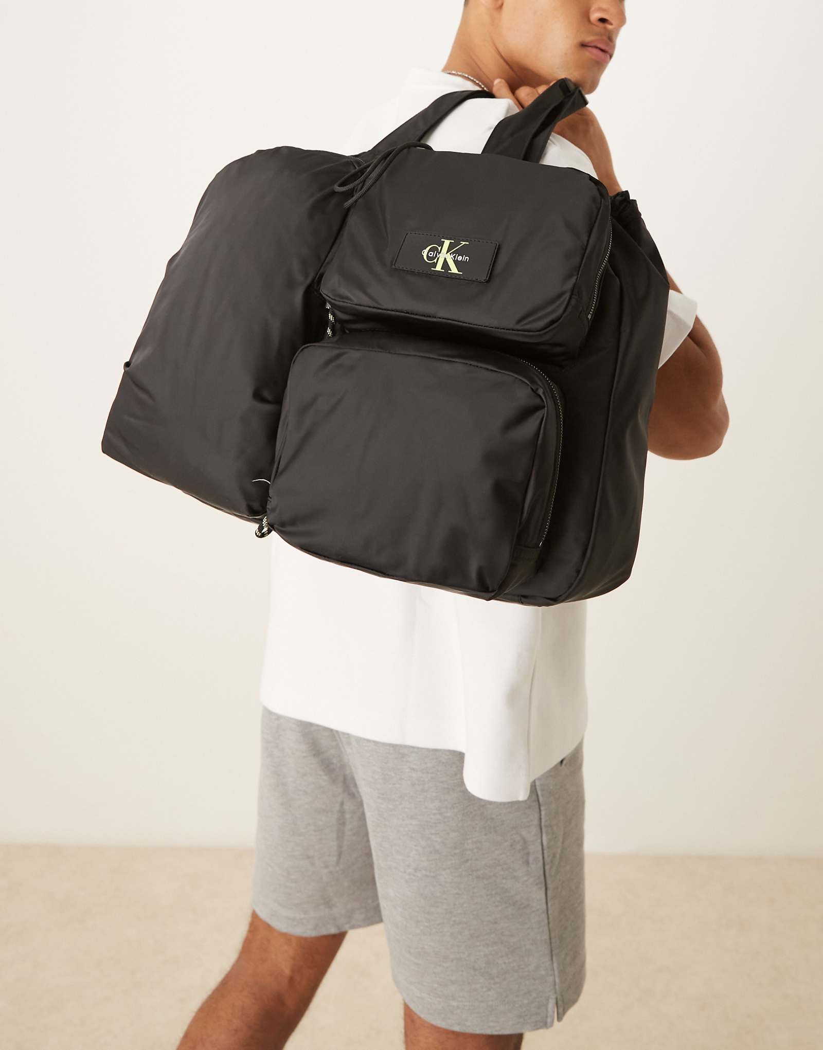 Универсальная сумка Calvin Klein Jeans черного цвета 30190₽