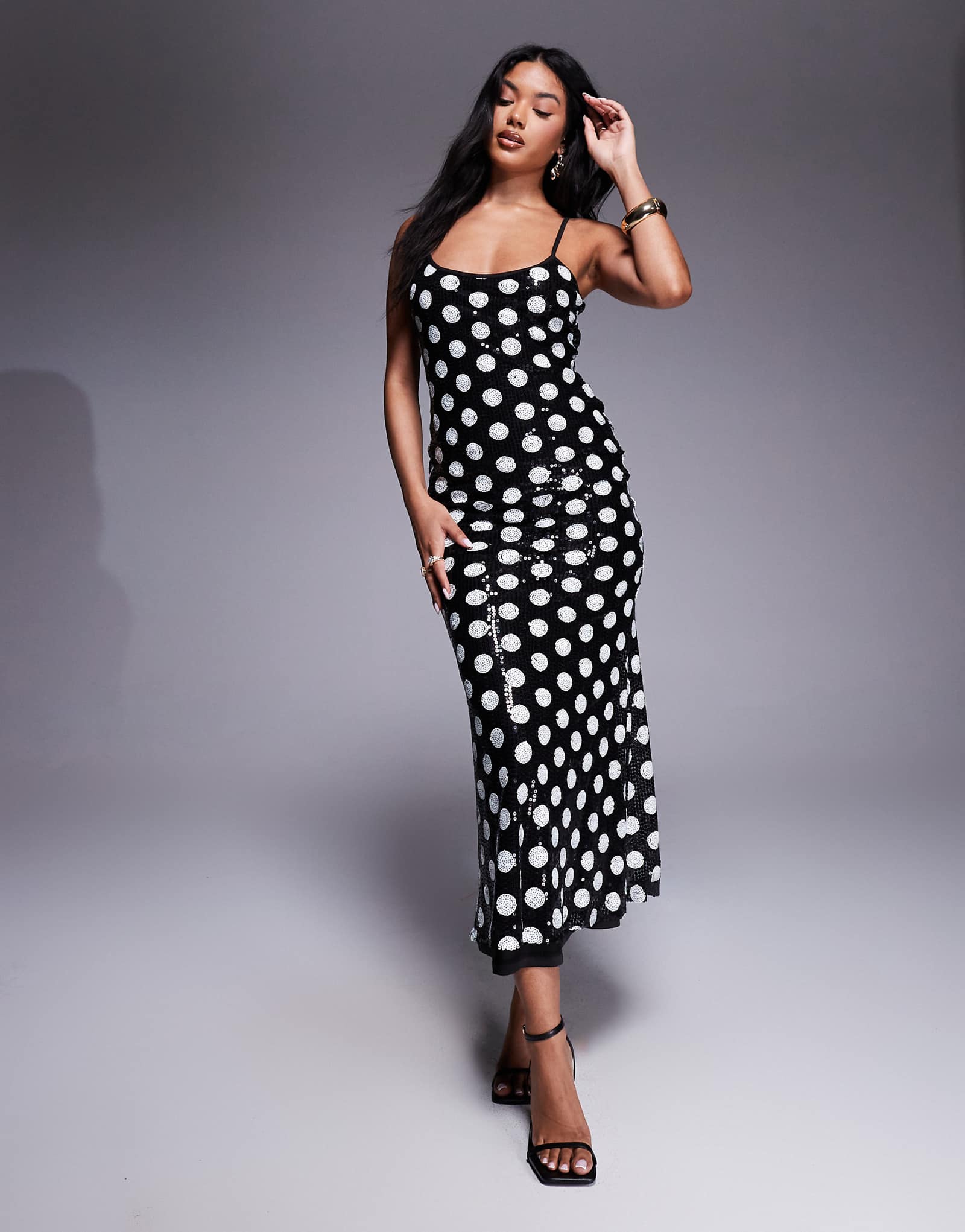 Редкое лондонское платье макси на бретелях с блестками в черно-белый горошек