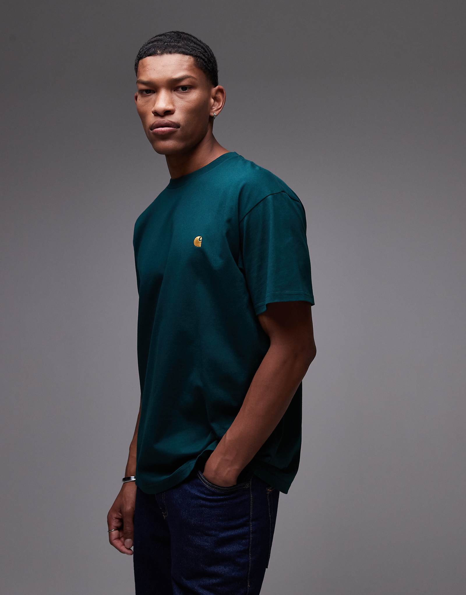 Футболка свободного кроя Carhartt WIP chase темно-зеленого цвета 9790₽