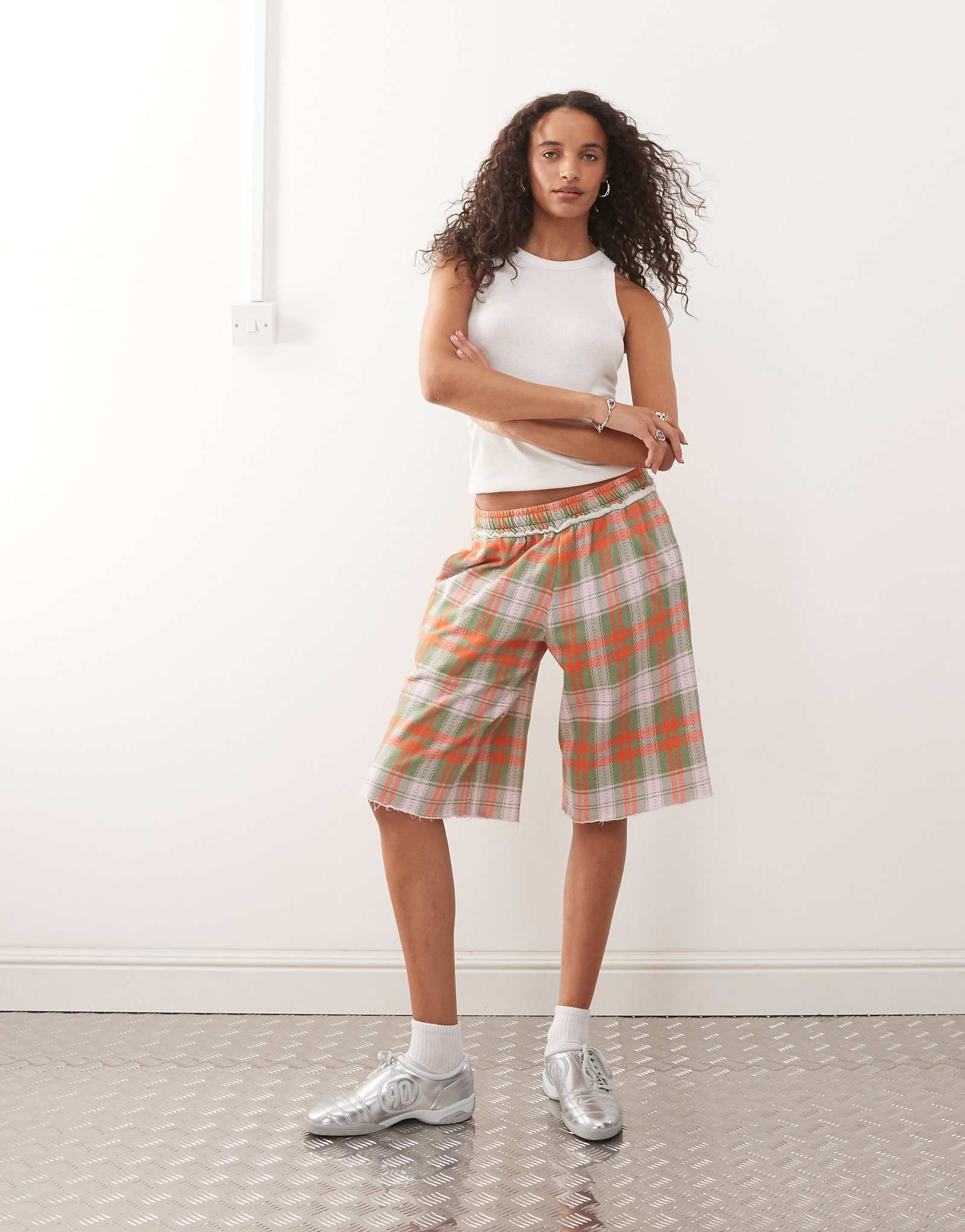 Шорты в стиле длинных спортивных штанов с принтом в клетку COLLUSION 9290₽