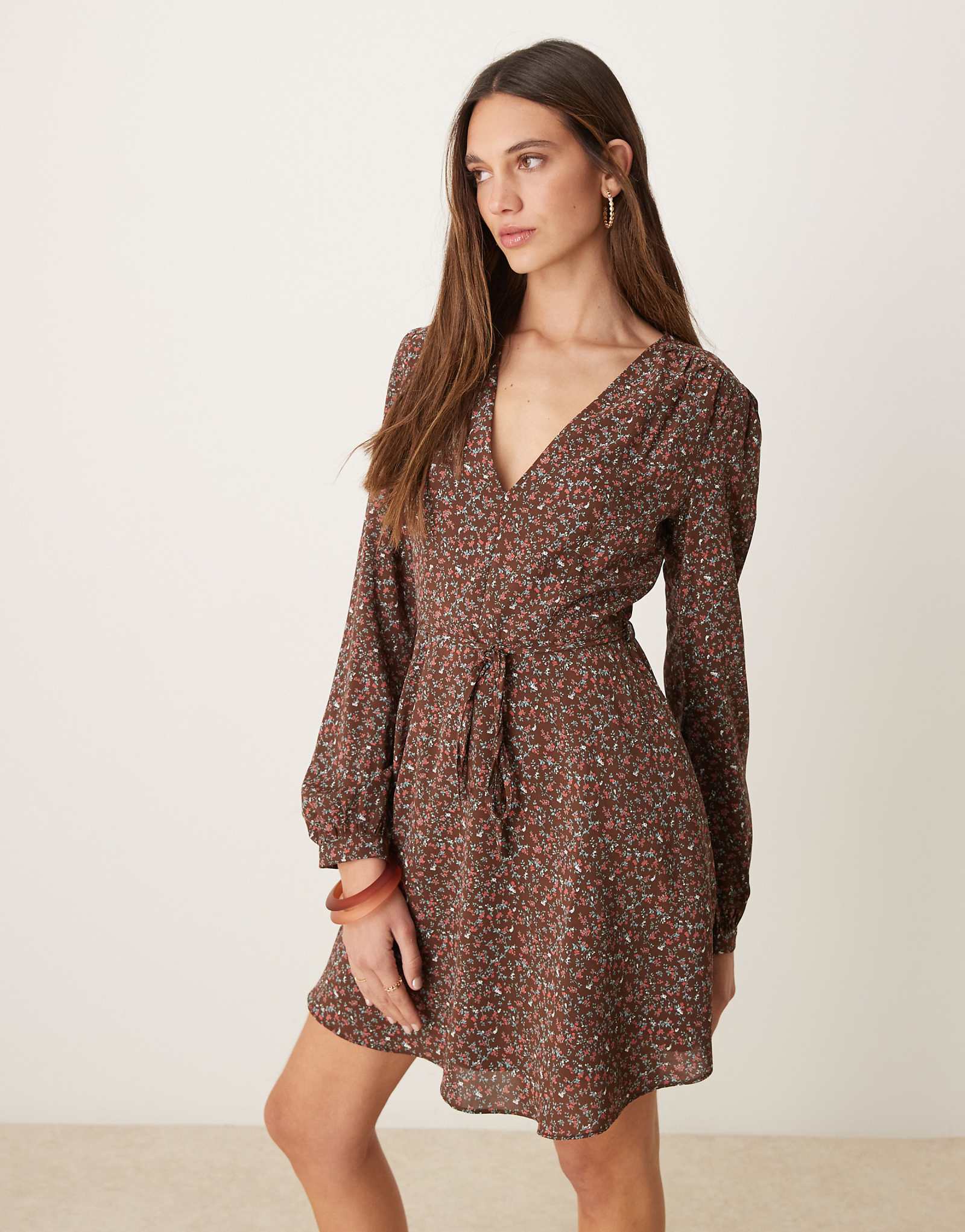 Гламурное мини-платье с запахом коричневого цвета в нежный цветочек 70-х годов 12890₽