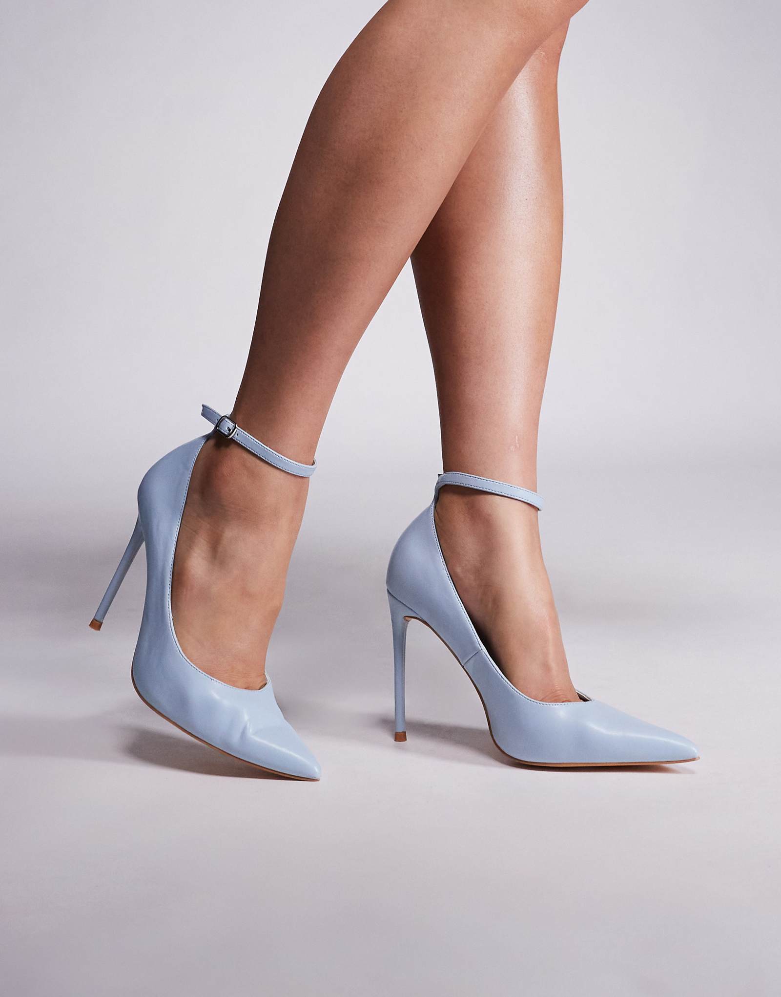 Public Desire - широкие туфли от Шантильи на высоком каблуке с ремешками на щиколотках нежно-голубого цвета 5890₽
