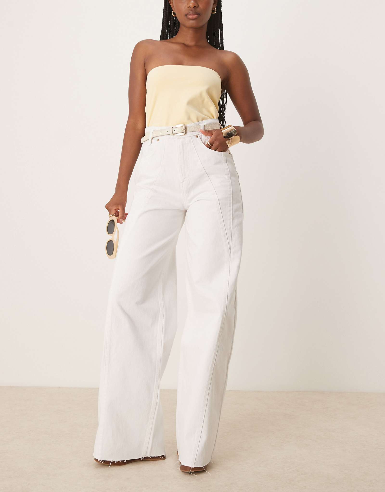 Джинсовые брюки Scalpers с пышными формами белого цвета 23490₽