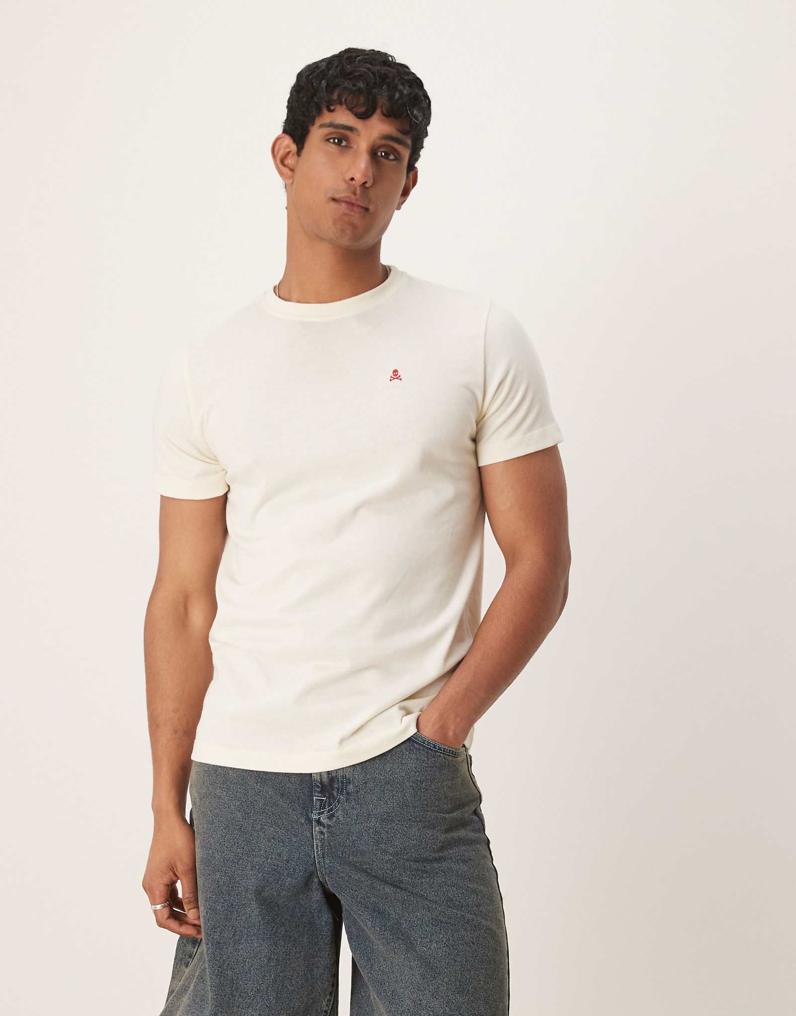 Базовая нарядная футболка Scalpers кремового цвета 10090₽