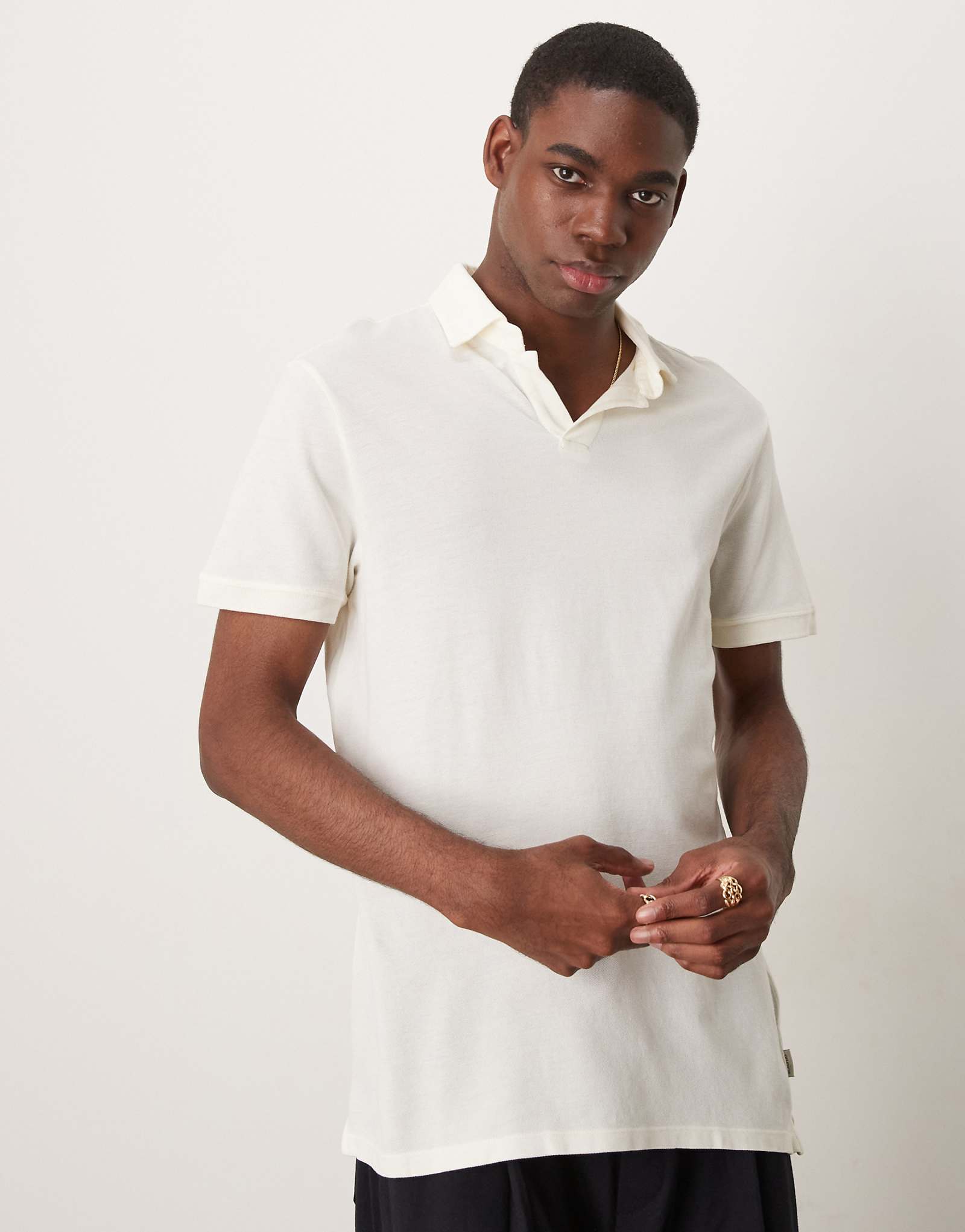 Скальперы - тонкое поло темно-белого цвета 13090₽