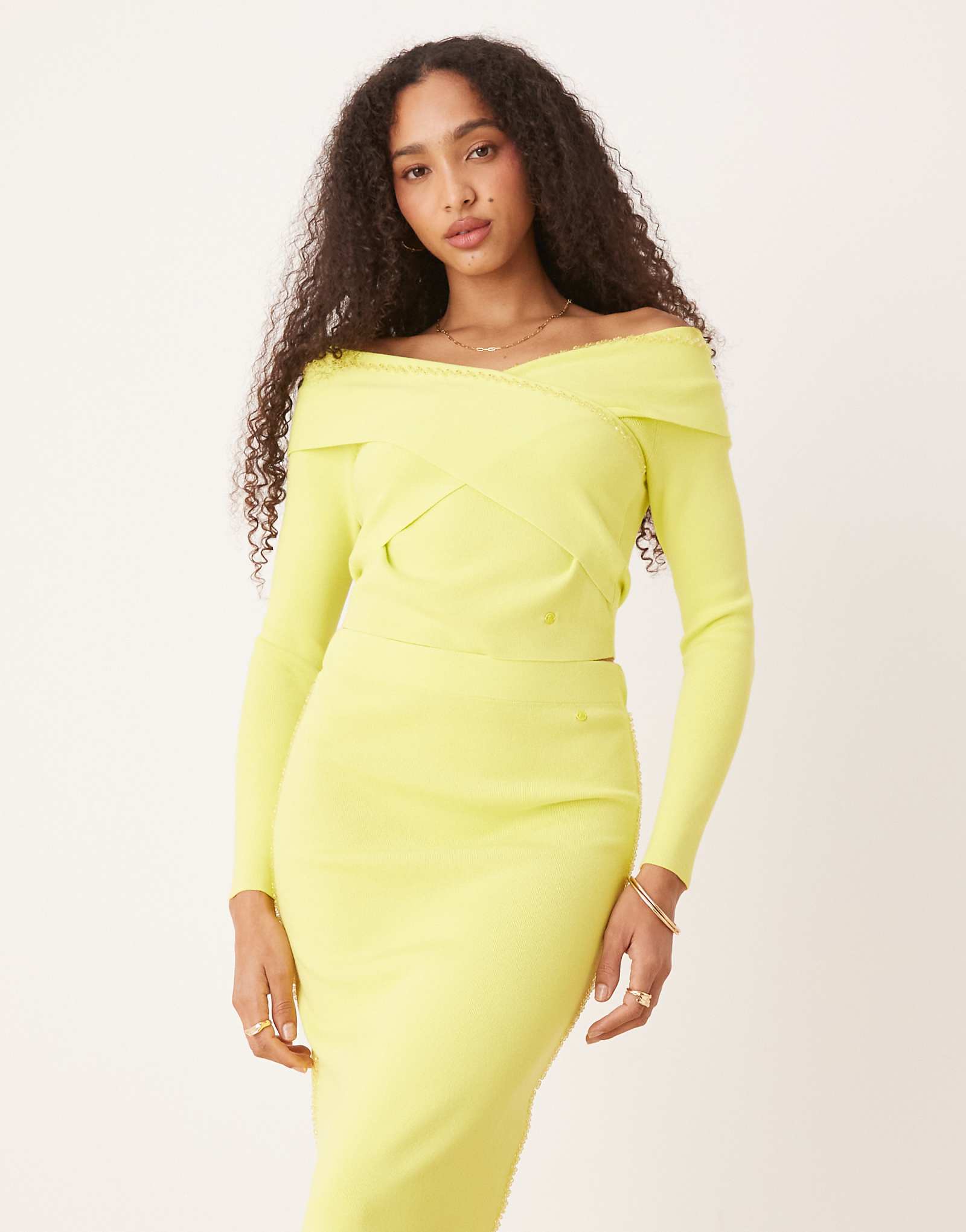 Вязаный свитер со стразами Scalpers цвета лайма 7490₽