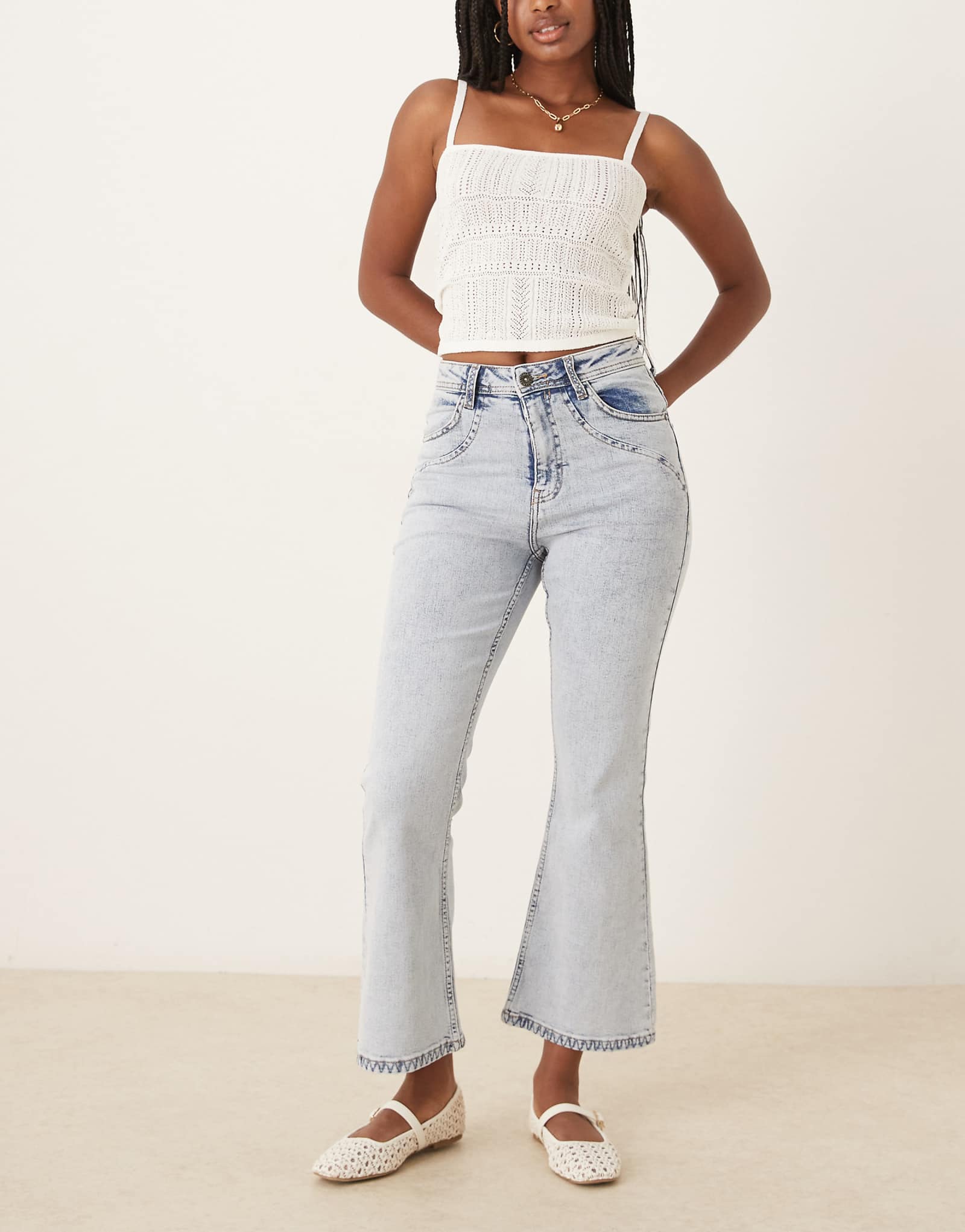 Джинсовые брюки-скальперы с отстрочкой по щиколотку светло-индиго 9790₽