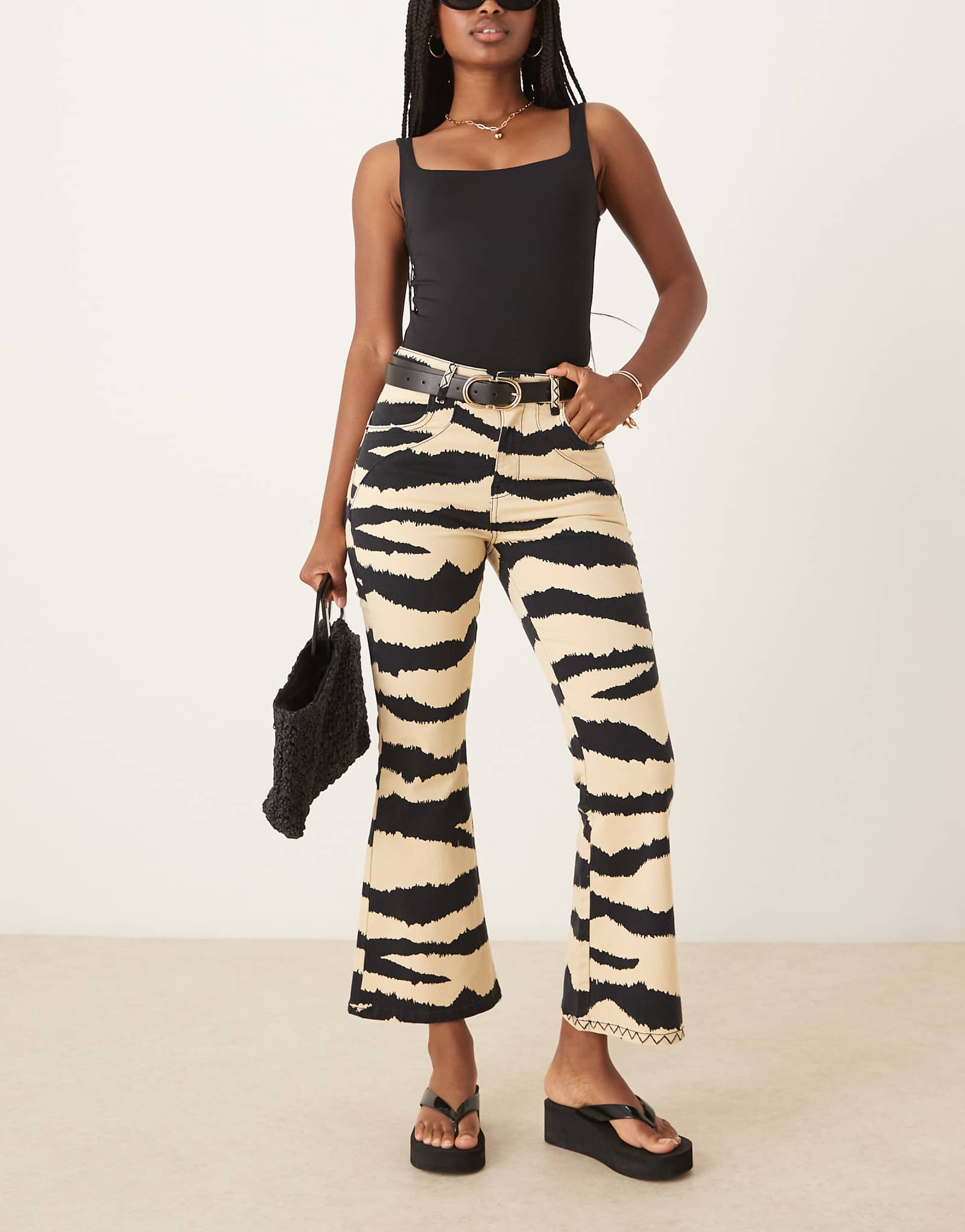 Джинсовые брюки-скальперы на щиколотке под зебру с животным принтом 13390₽