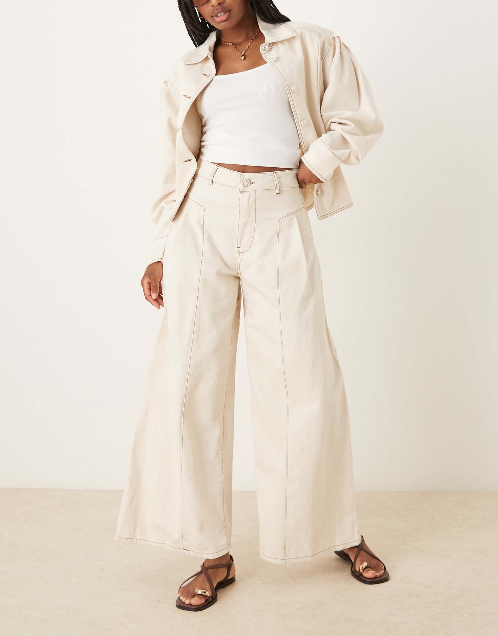 Джинсовые брюки-кюлоты Scalpers по бокам цвета экрю 13090₽