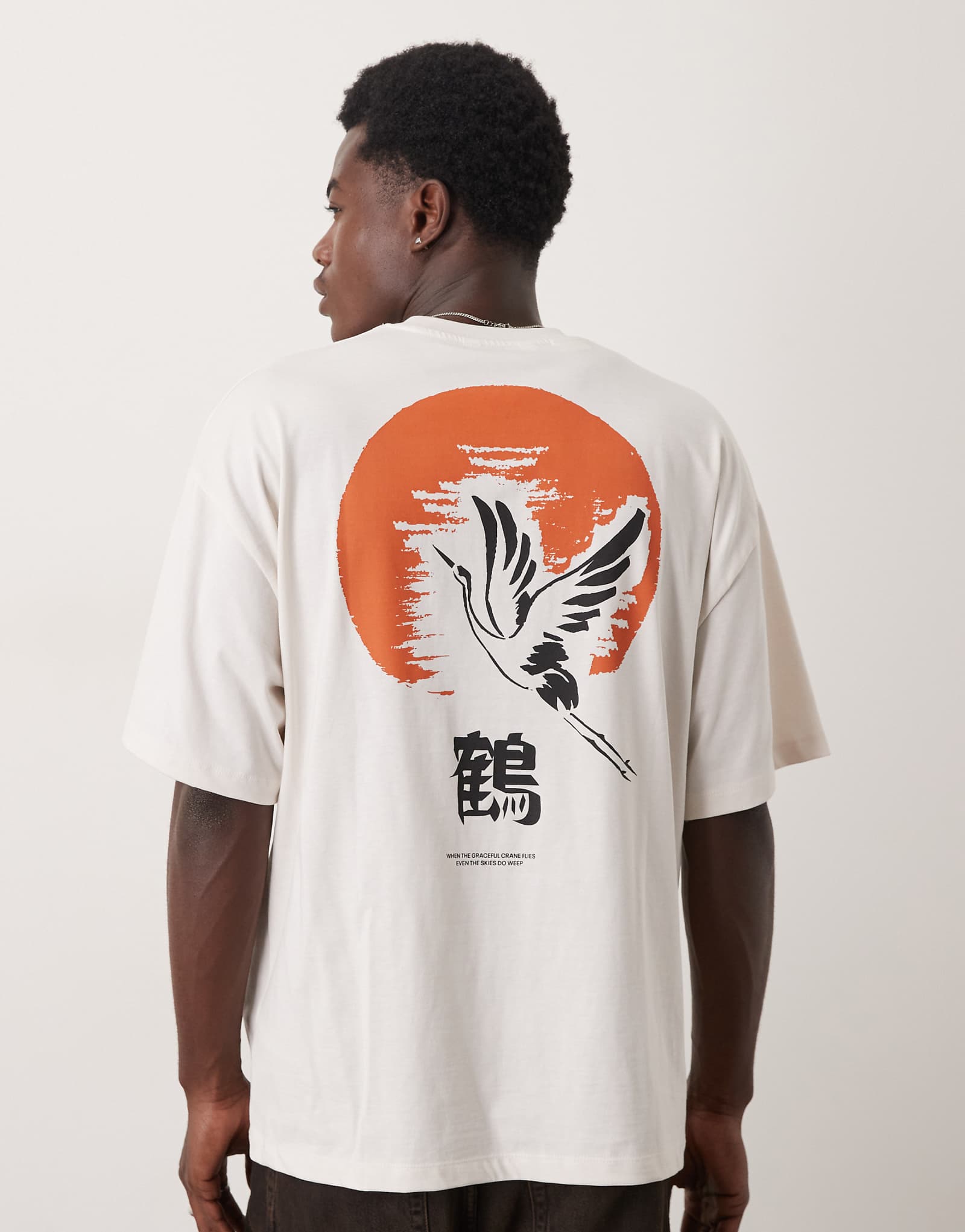 Футболка оверсайз Selected Homme с принтом журавля на спине темно-белого цвета 8190₽