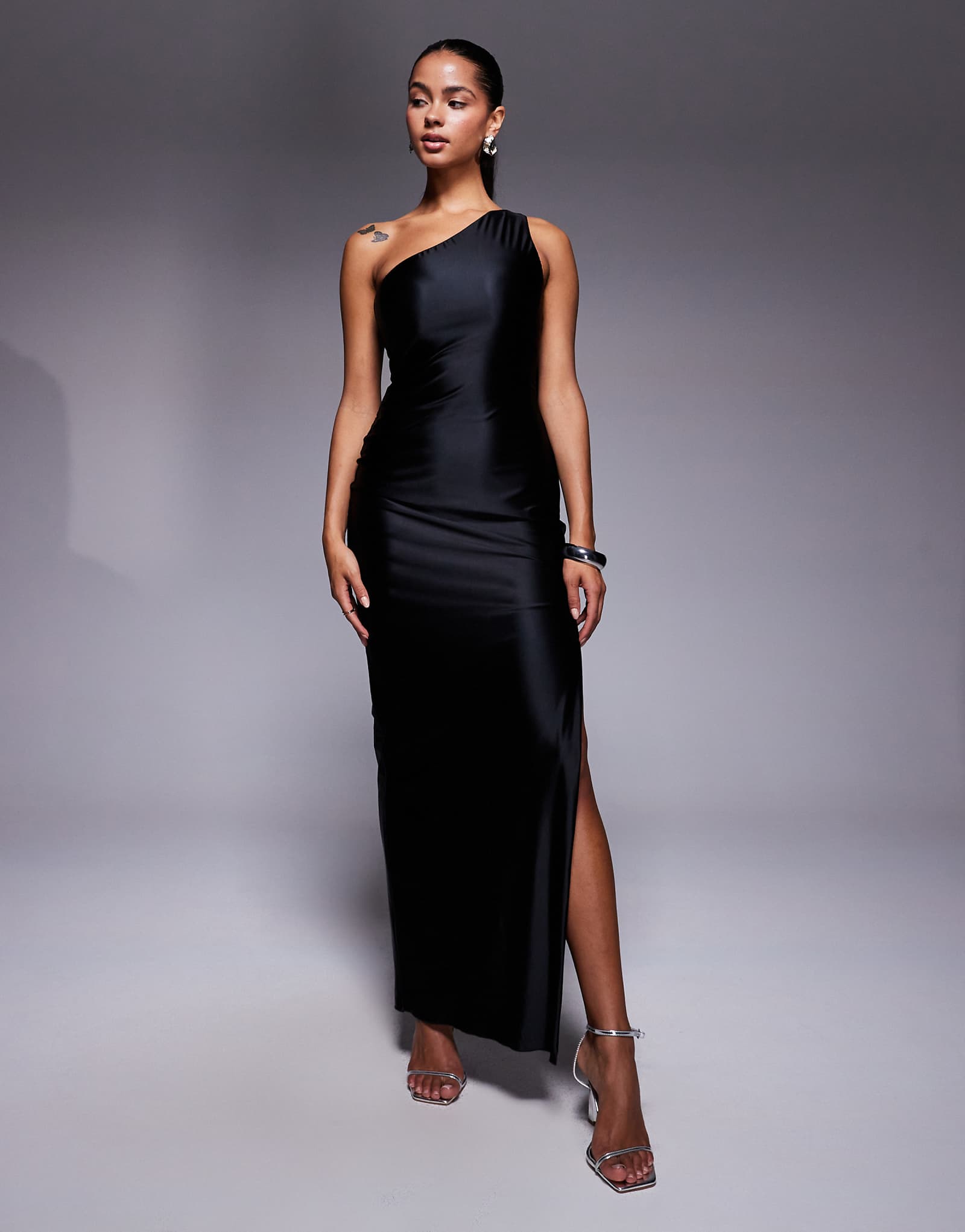 Макси-платье Oh Polly Sheril с шарфом на шее черного цвета 35490₽