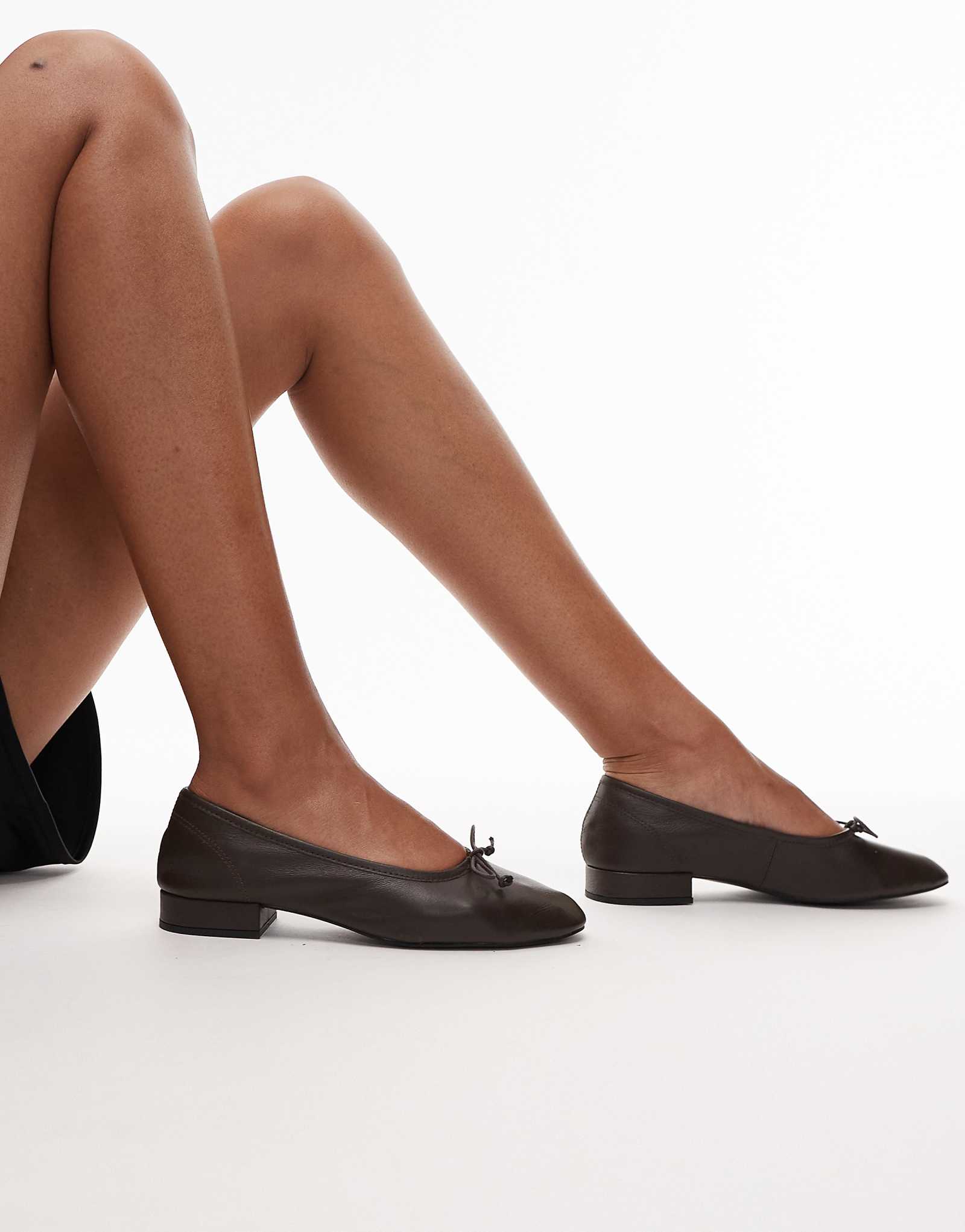 Коричневые балетки на каблуке из кожи манго 18390₽