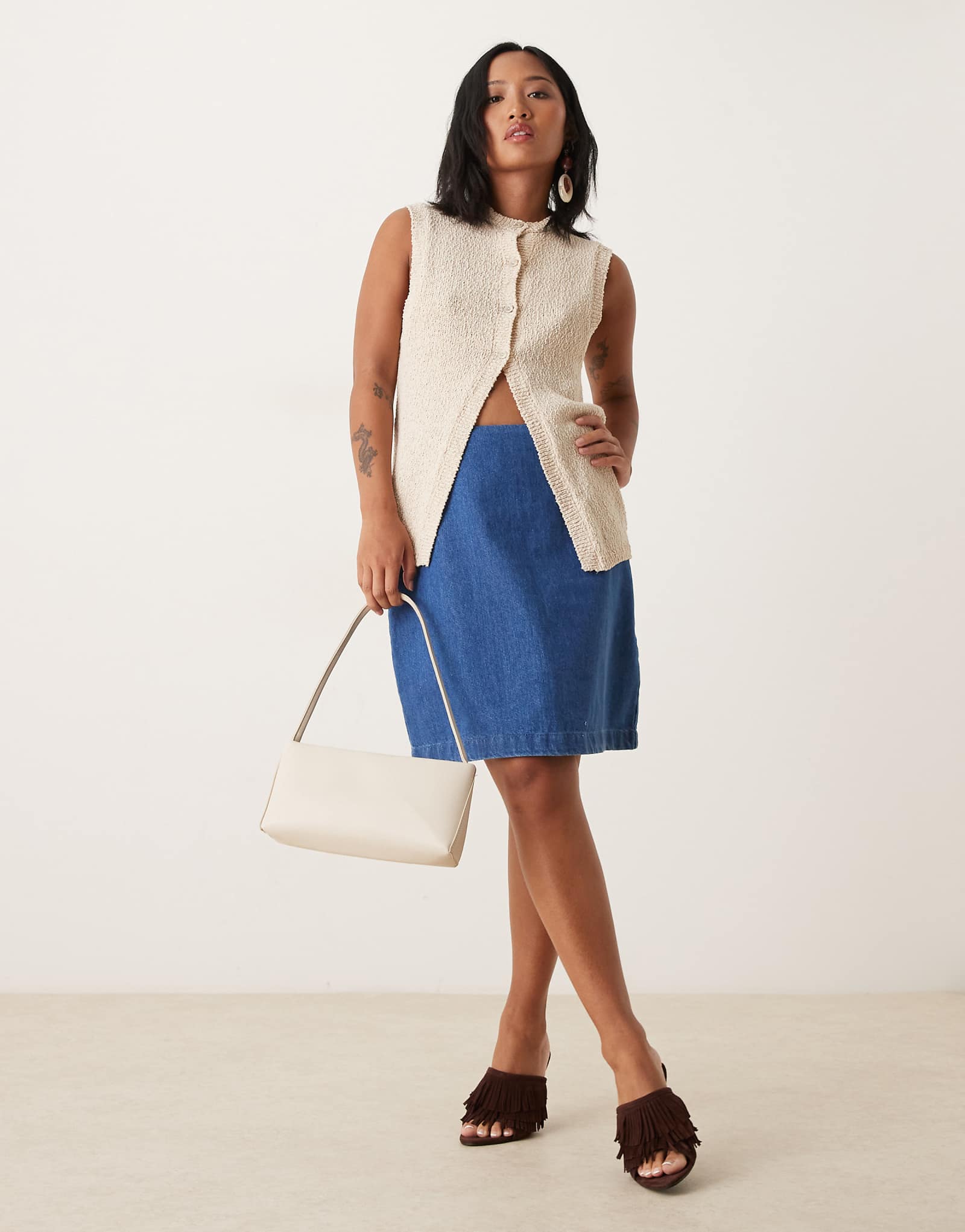 Миниатюрная джинсовая мини-юбка Nobody's Child с ламбрекеном в середине стирки