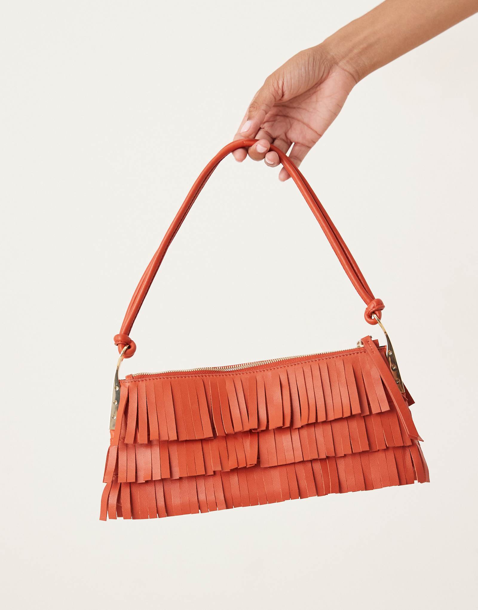 Ручная сумка из кожи манго с бахромой и золотыми вставками в деревенском красном цвете 23890₽