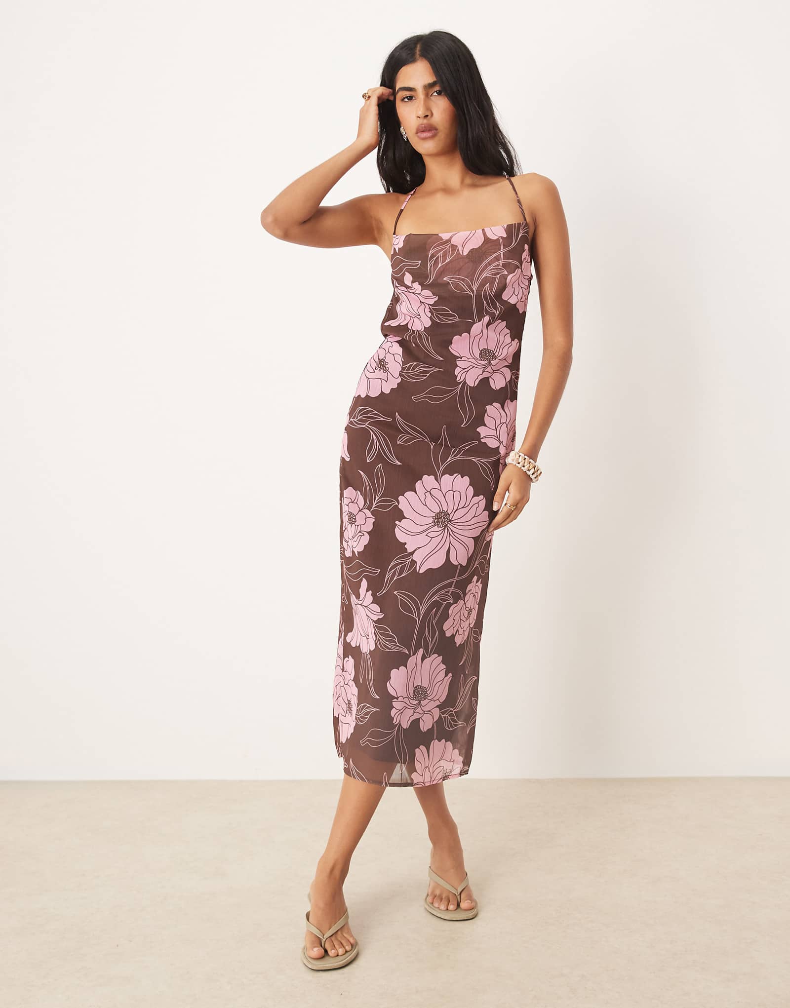 Розово-коричневое платье миди на бретелях Motel rujira с цветочным принтом и капюшоном спереди 16290₽