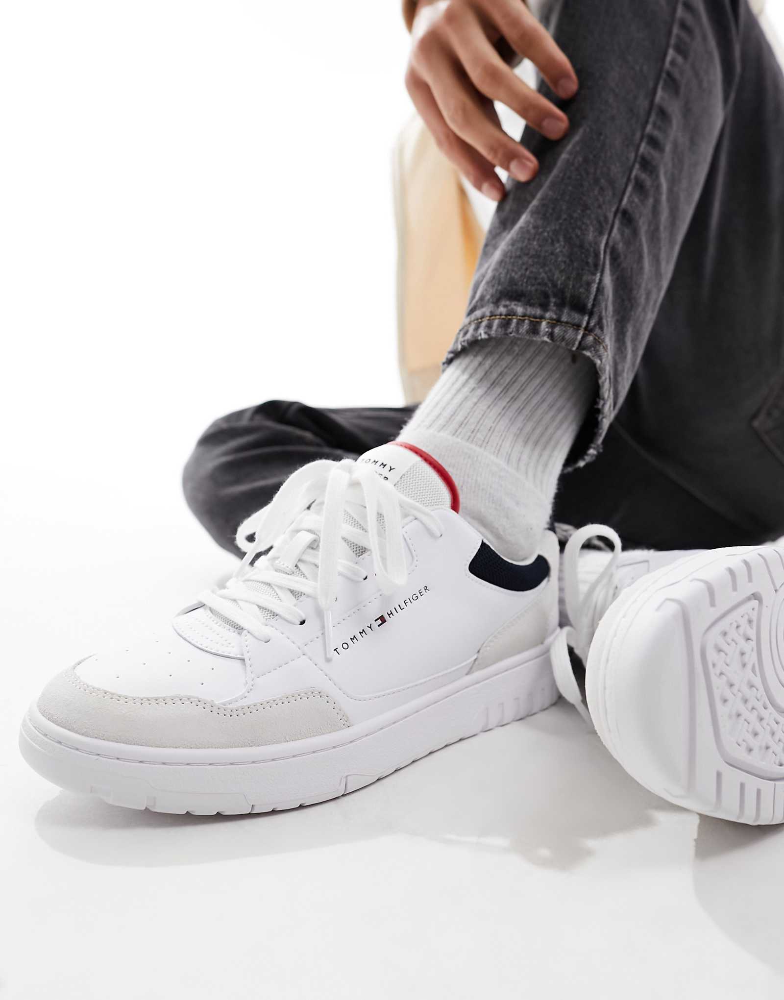 Кроссовки Tommy Hilfiger basket из кожи в смешанной технике essential белого цвета 15990₽