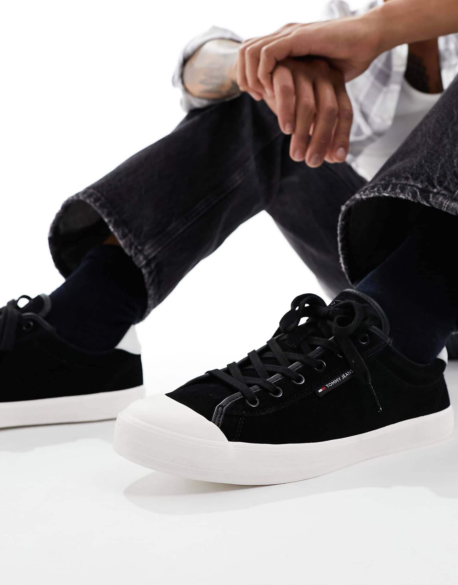 Черные кроссовки из вулканизированной замши Tommy Jeans 23990₽
