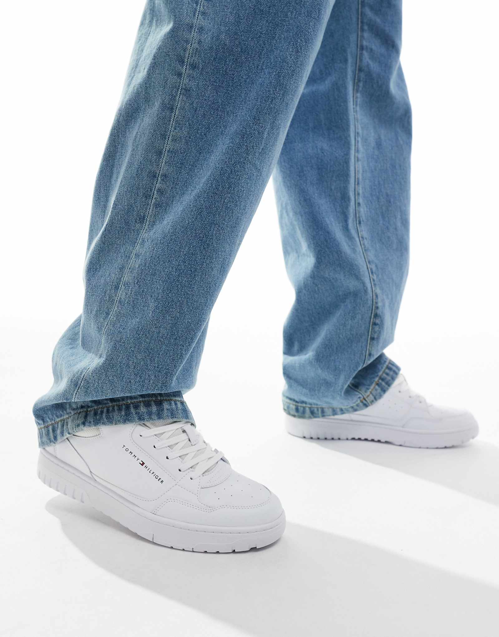 Кроссовки Tommy Hilfiger Basket essential трехцветного белого цвета 22890₽