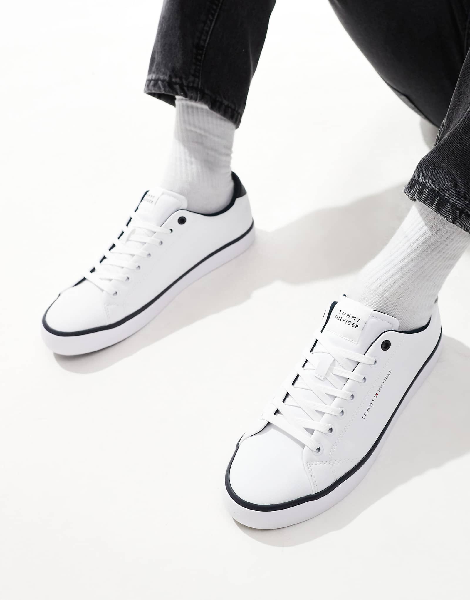 Кроссовки из вулканизированной кожи Tommy Hilfiger белого цвета 23090₽