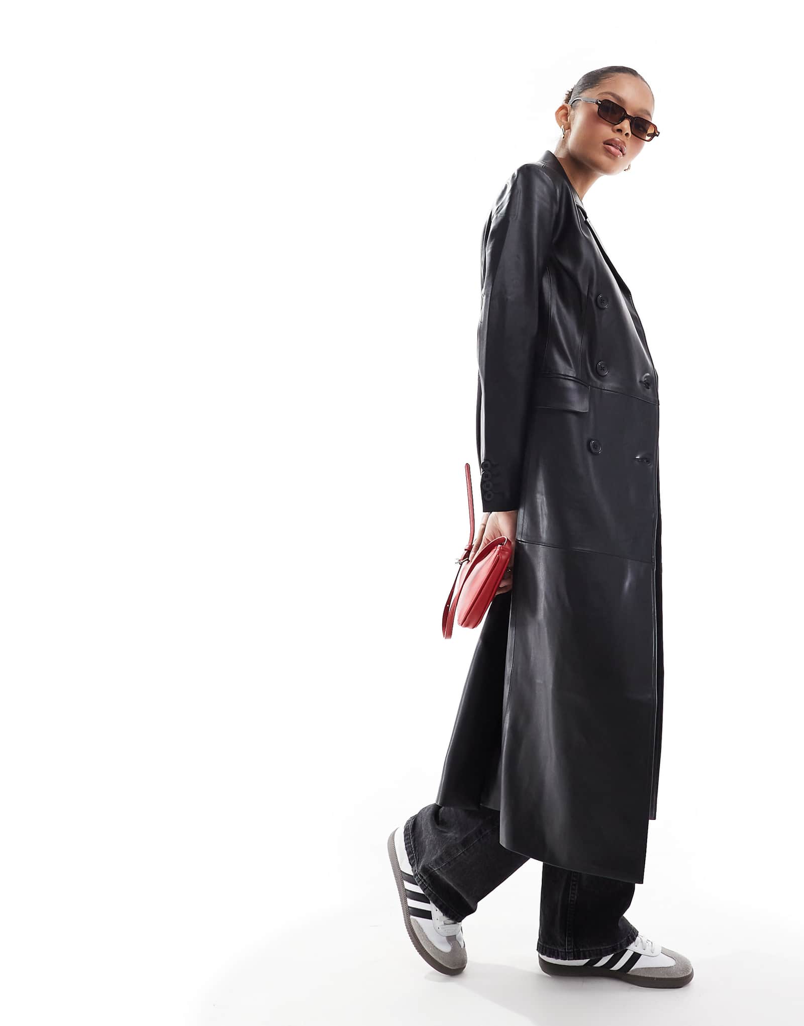 Поношенное удлиненное пальто из искусственной кожи черного цвета 16090₽