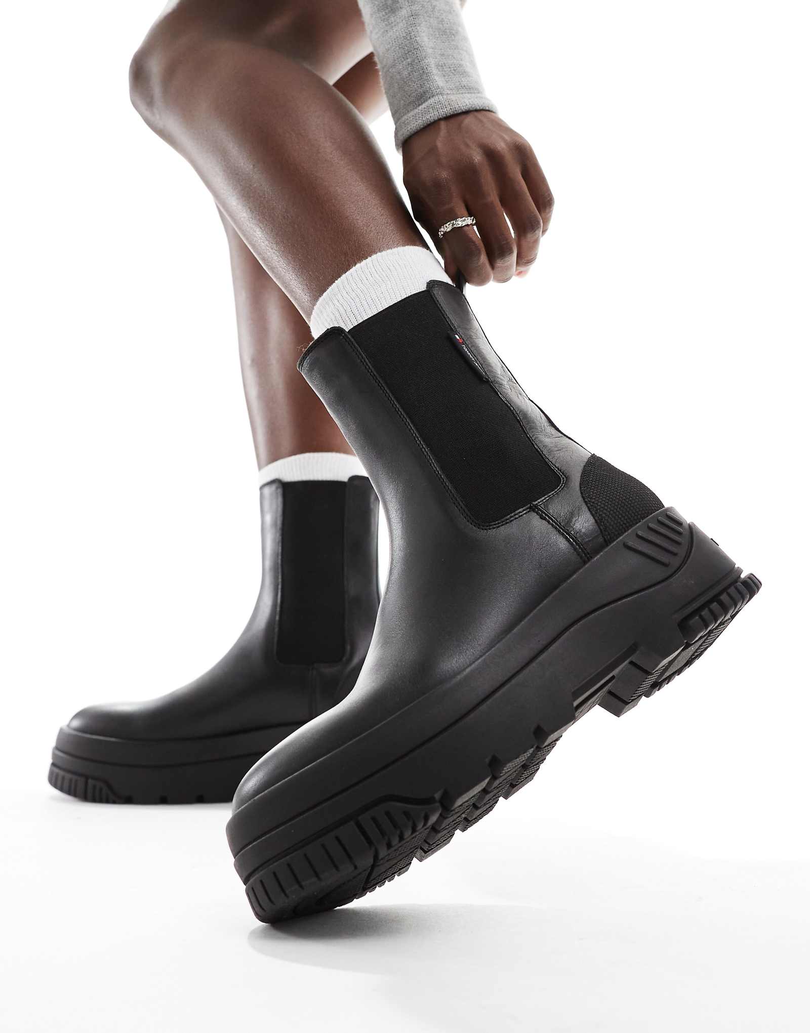 Городские ботинки челси на плоской подошве Tommy Jeans черного цвета 29390₽