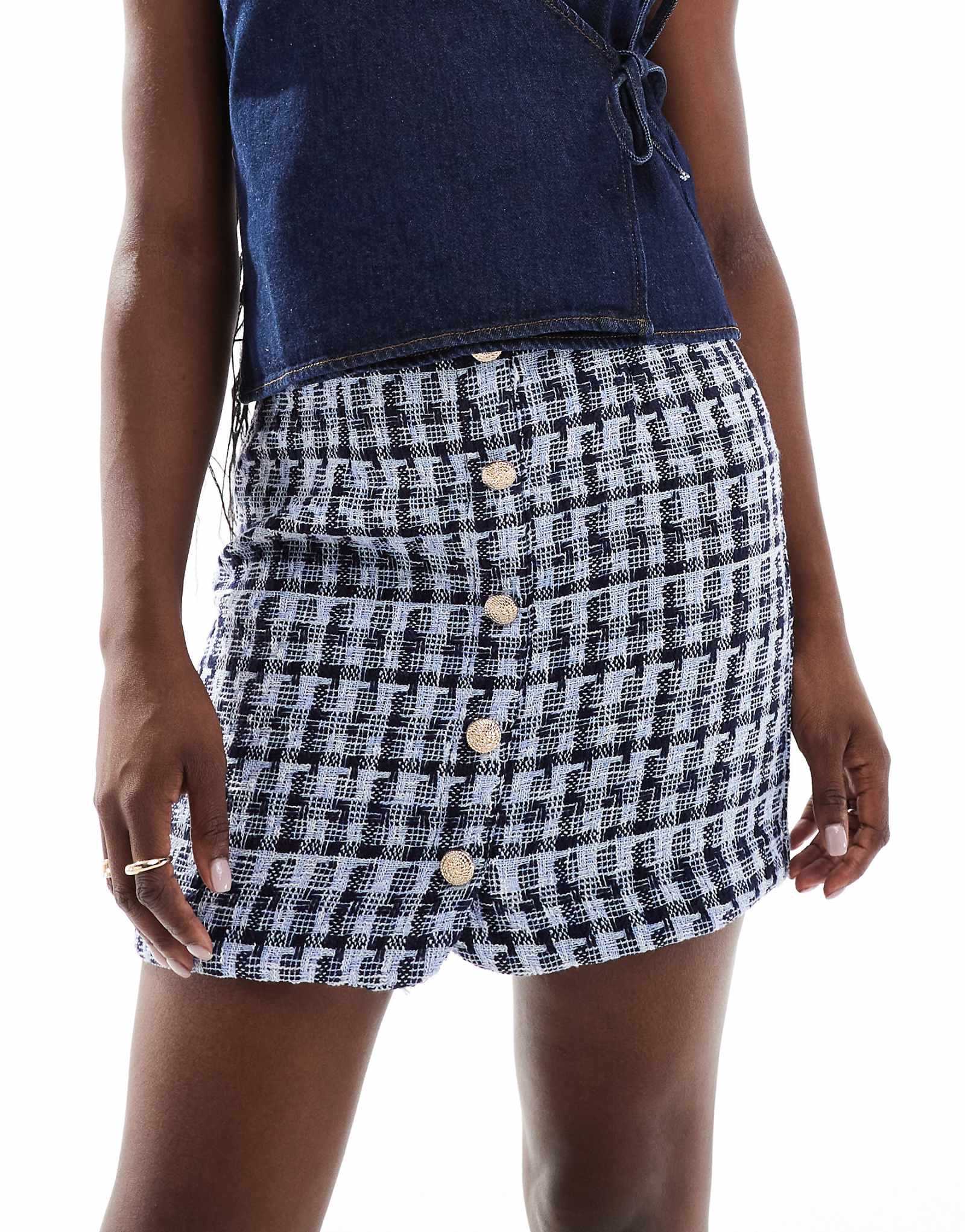 Мини-юбка YAS из букле в синюю клетку с пуговицами спереди 4090₽