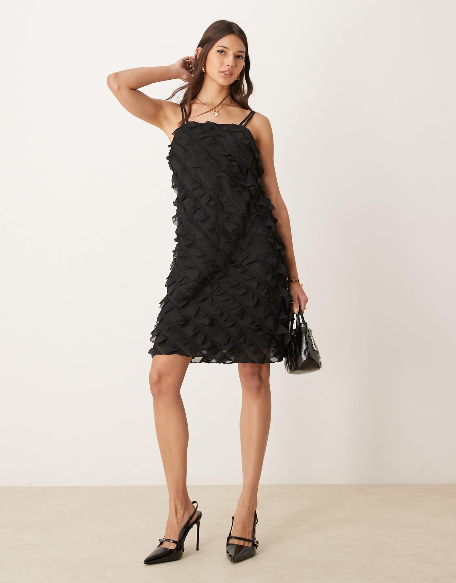 Мини-платье на бретелях с оборками черного цвета