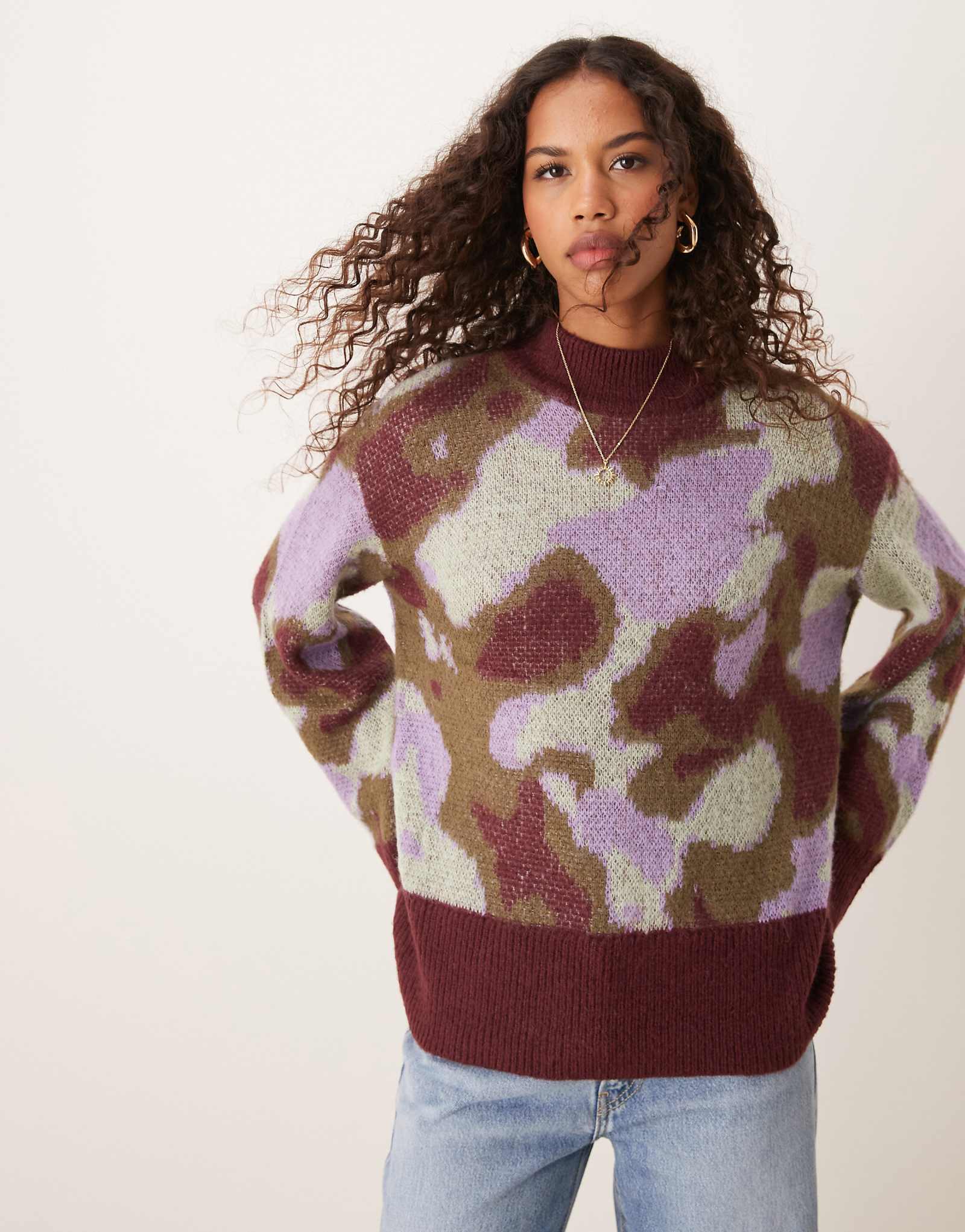 Камуфляжный свитер YAS с бордовым контрастным краем из разноцветных
