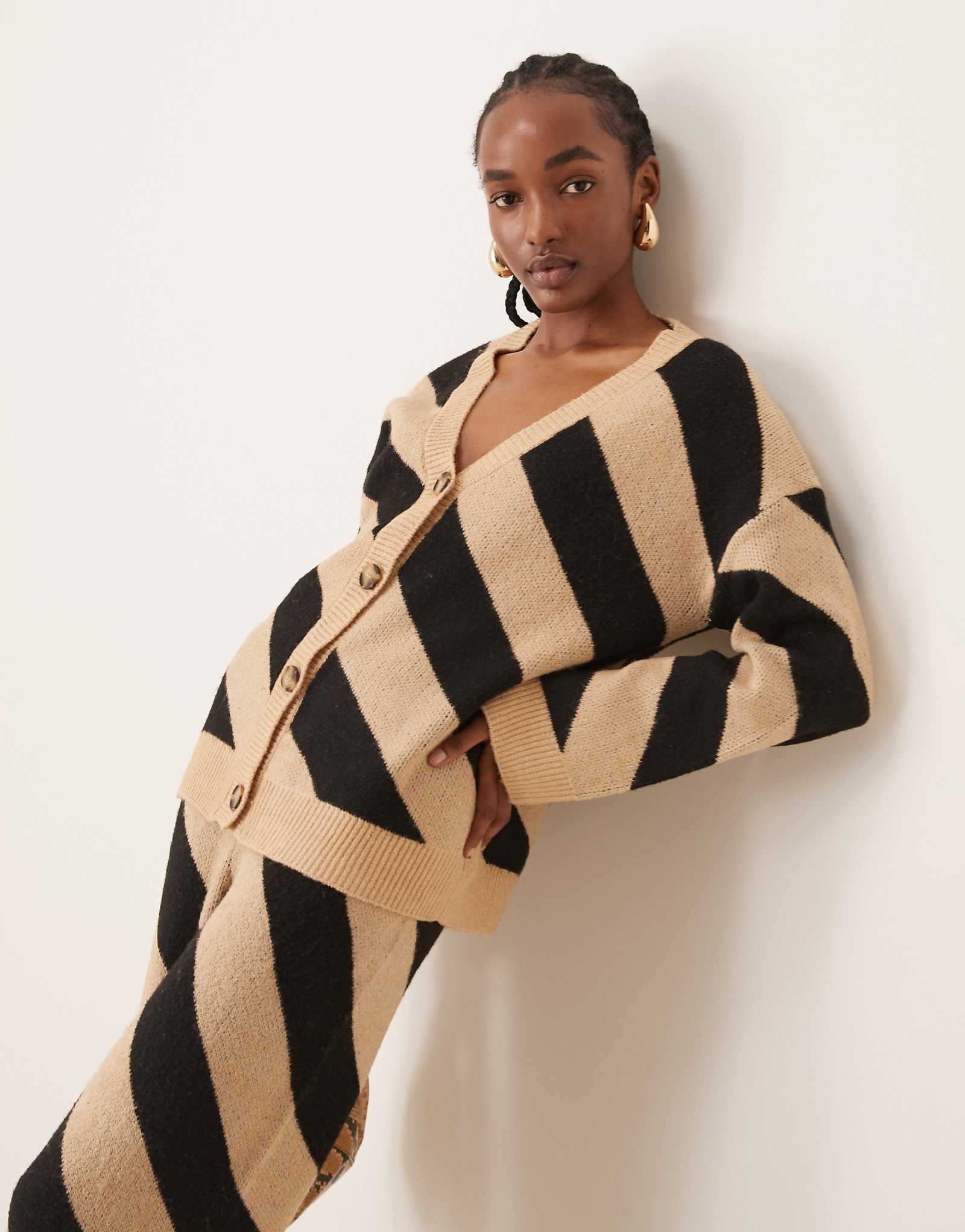 Вязаный ярусный кардиган YAS в яркую верблюжью полоску - часть комплекта 13590₽