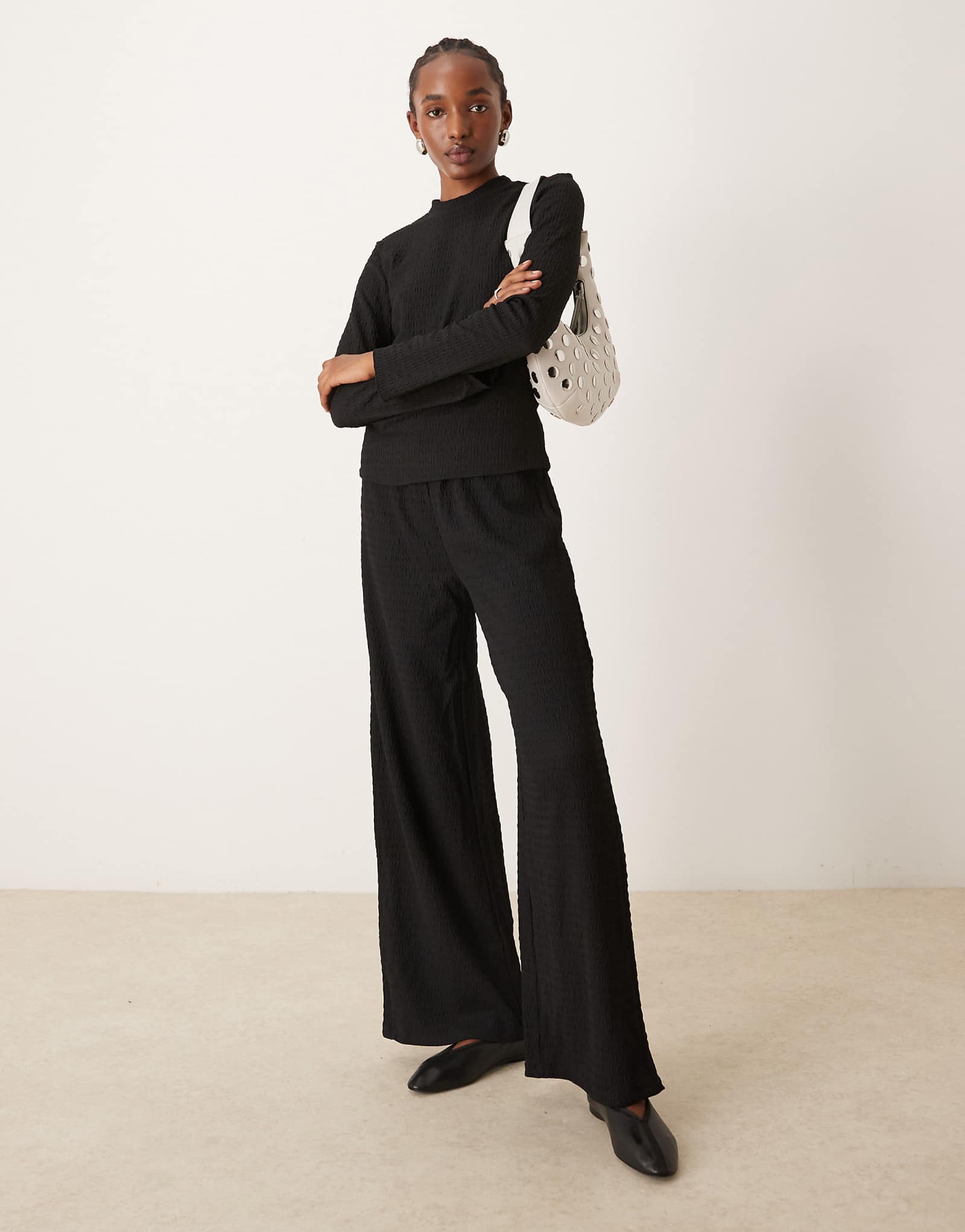 Широкие брюки с фактурой Vila черного цвета - часть комплекта 3290₽