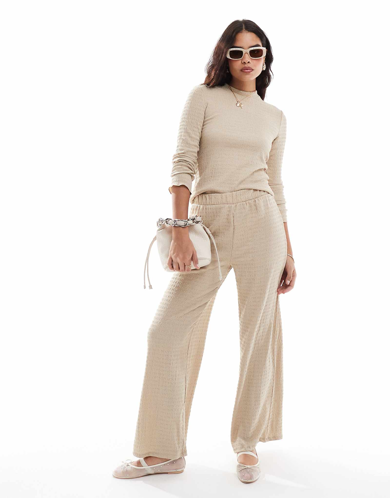 Широкие брюки с фактурой Vila кремового цвета - часть комплекта 3890₽