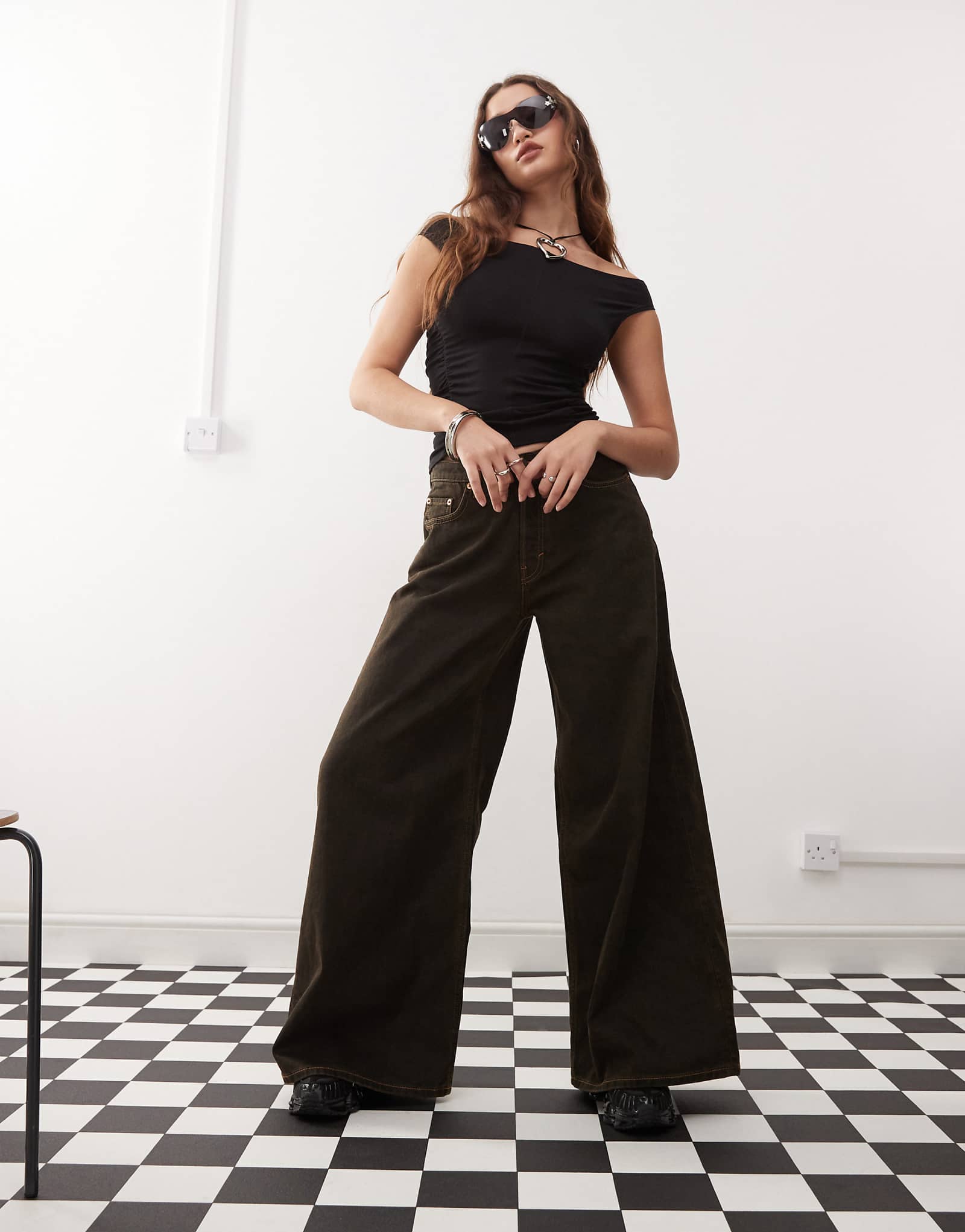 Коричневые экстремальные мешковатые джинсы со средней талией от Weekday Telescope 15390₽