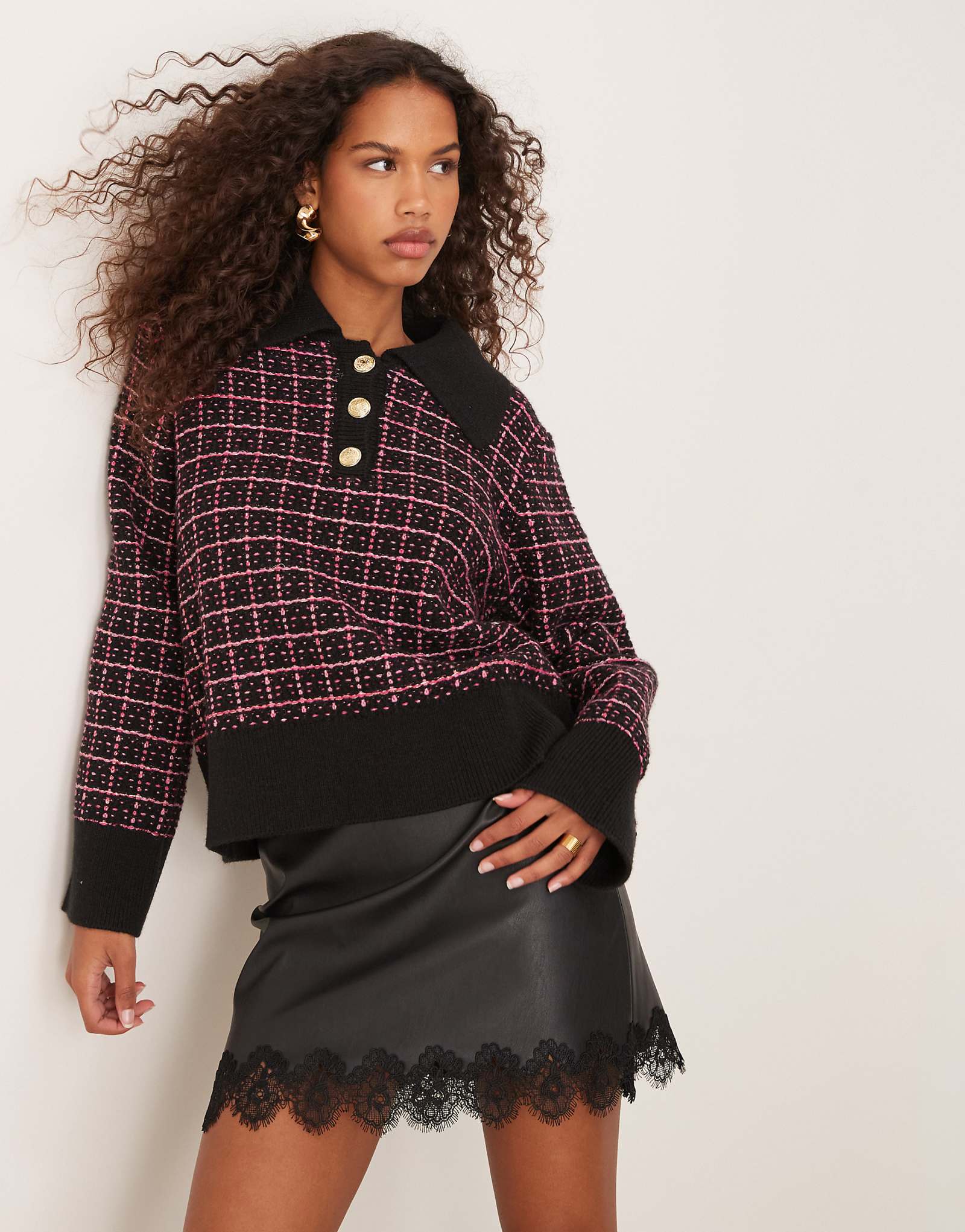 Вязаный свитер поло YAS в розовую клетку 8290₽