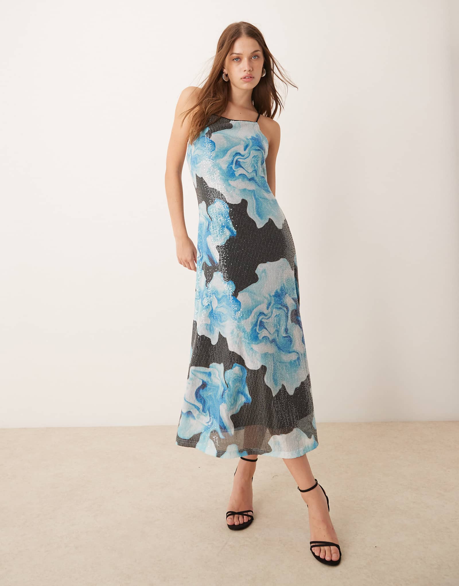 Макси-платье YAS cami с блестками и объемным синим рисунком в цветочек 7190₽