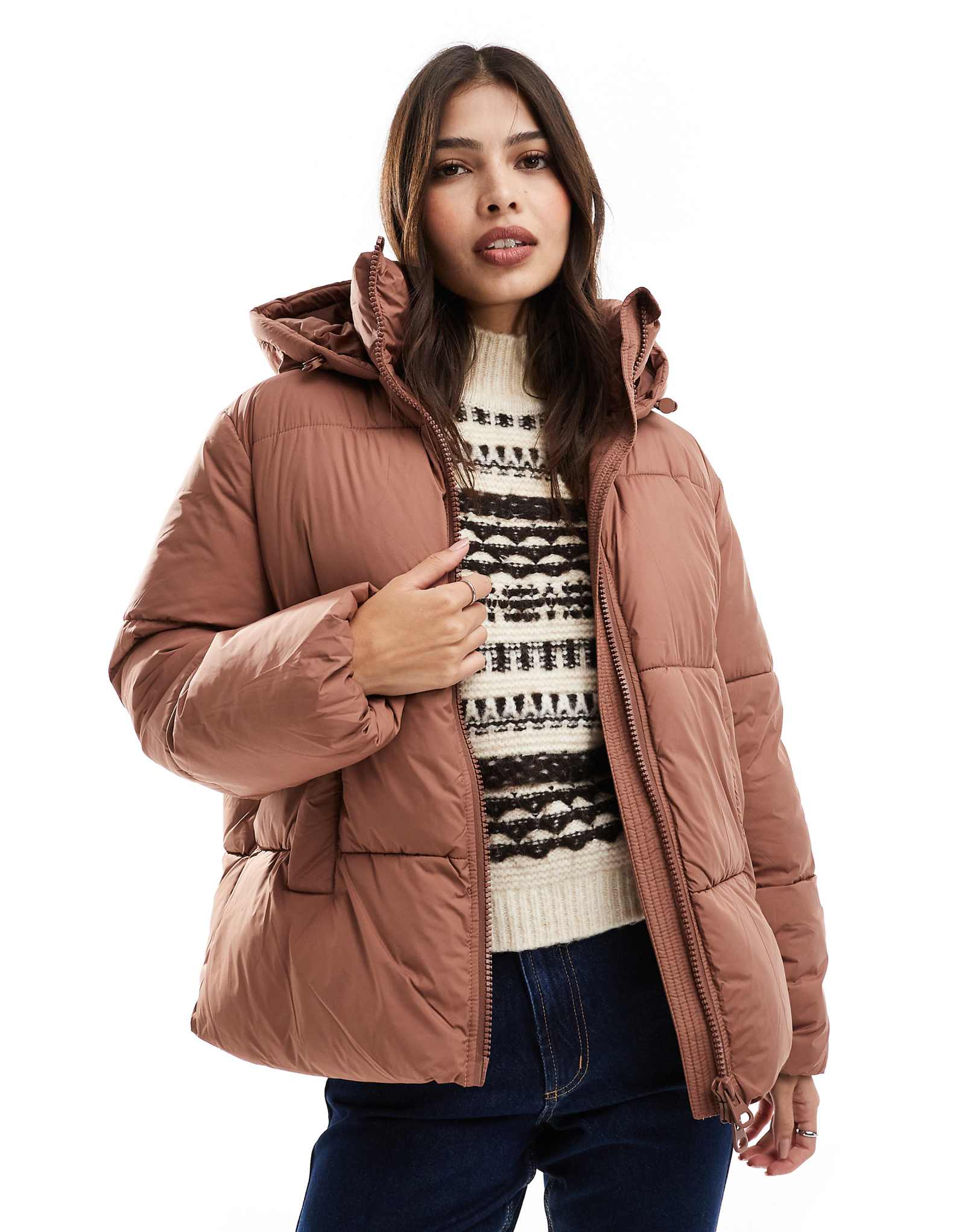 Короткая стеганая куртка с капюшоном Vero Moda цвета spice 11390₽