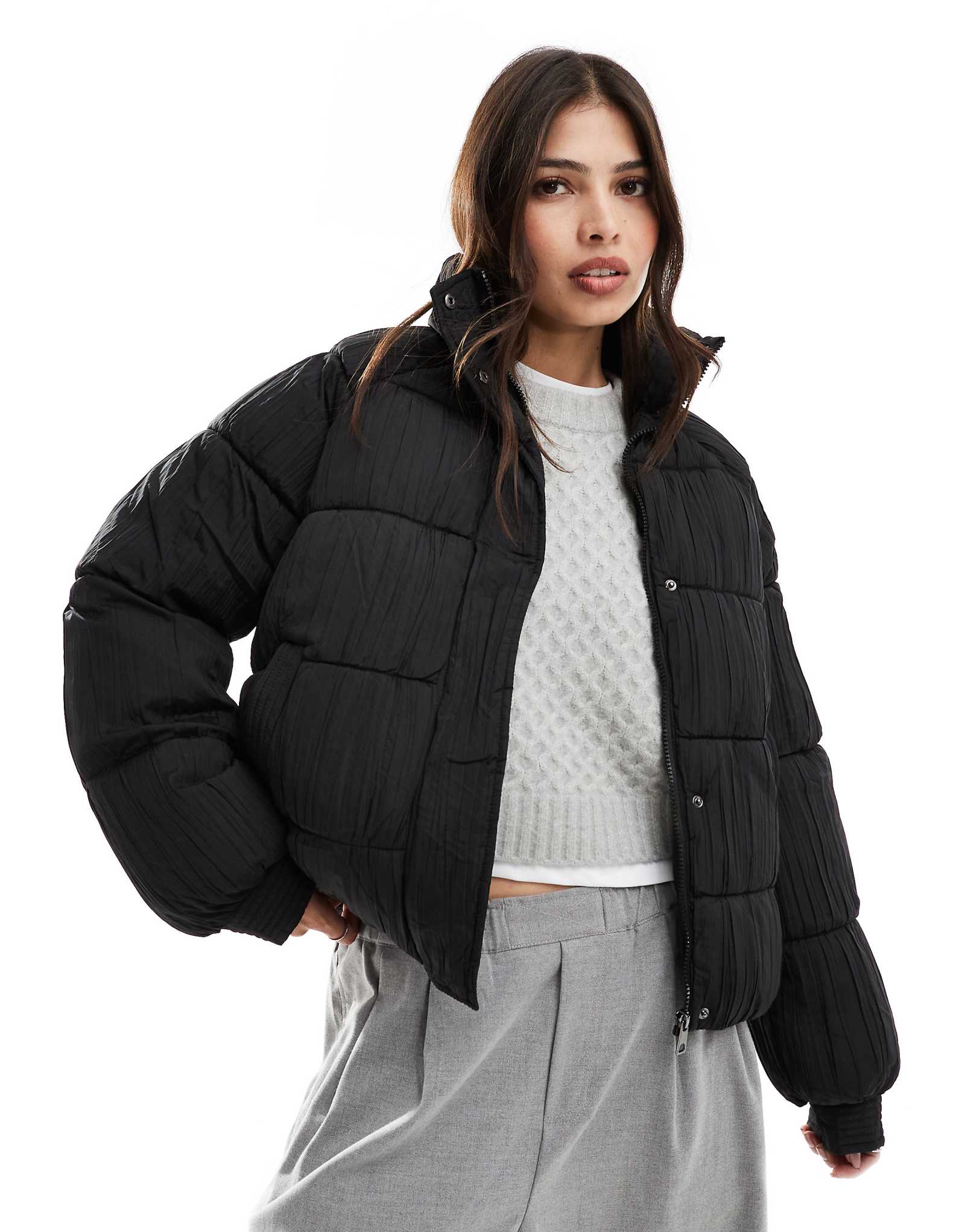 Короткое стеганое пальто из текстурированного плиссе Vero Moda черного цвета 14090₽