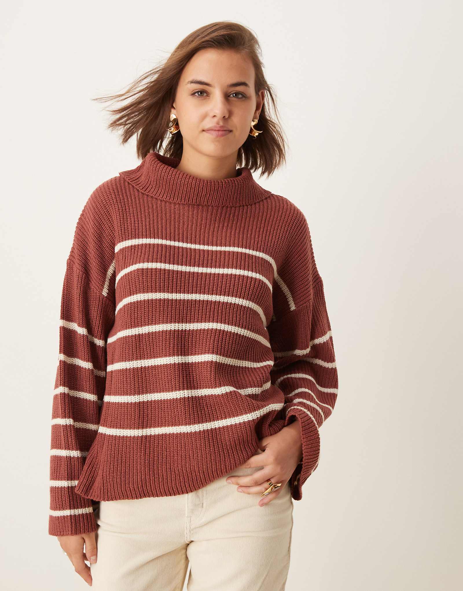 Свободный свитер Vila с высоким воротом в терракотовую полоску 7590₽