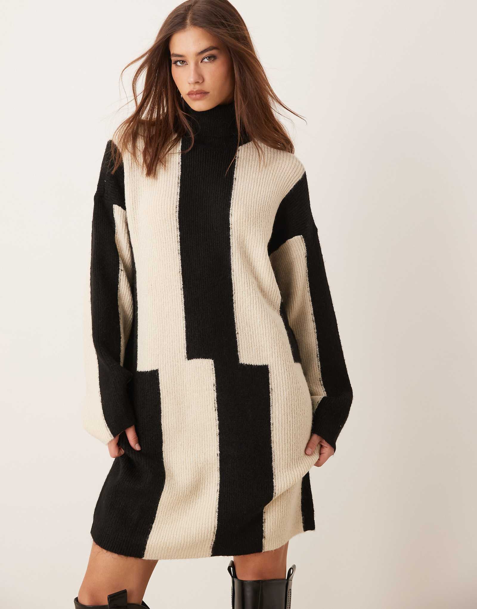 Мини-платье из трикотажа VILA с высоким воротом и абстрактным принтом 12690₽