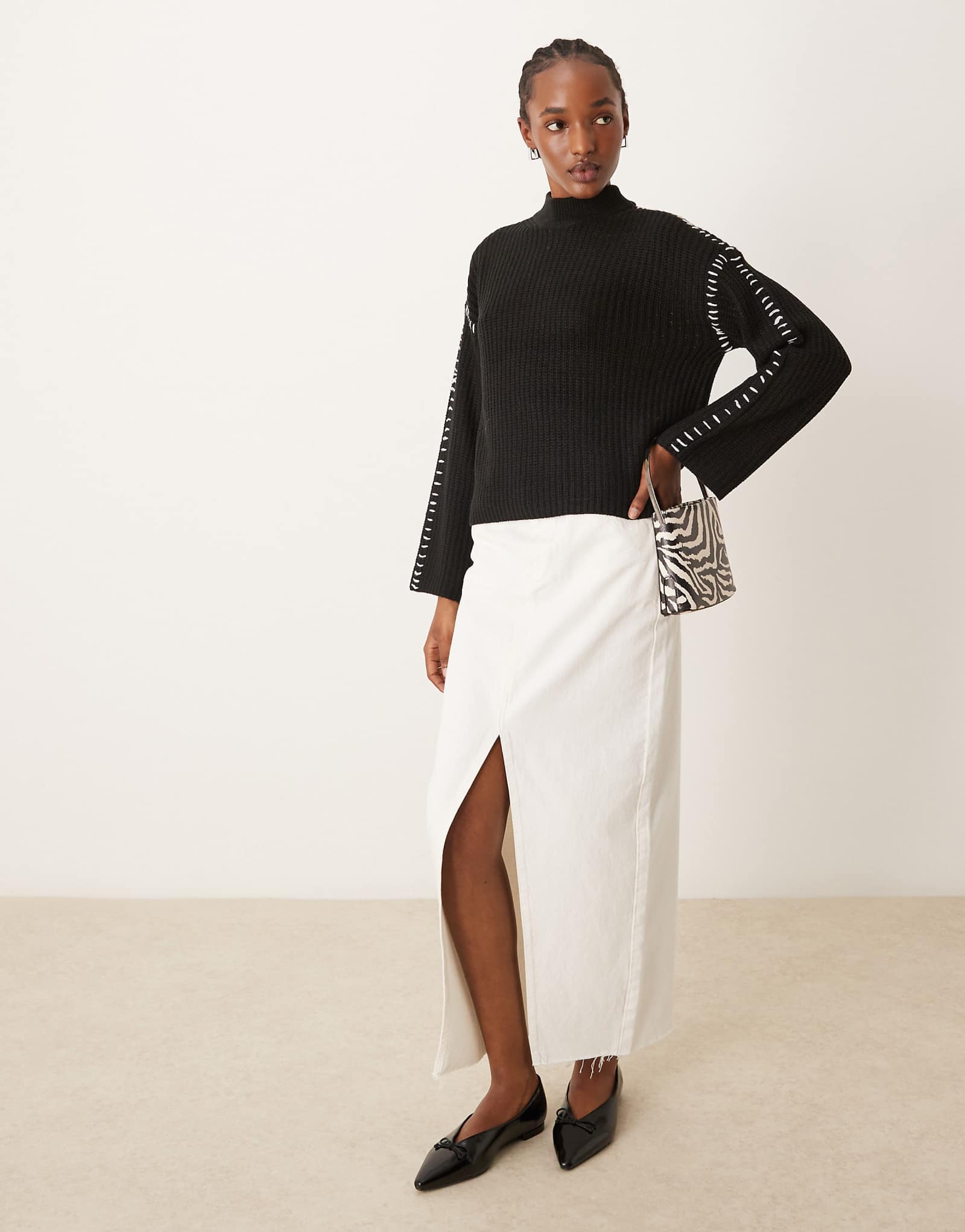 Вязаный свитер Vila с высоким воротом и контрастной строчкой черного цвета 5890₽