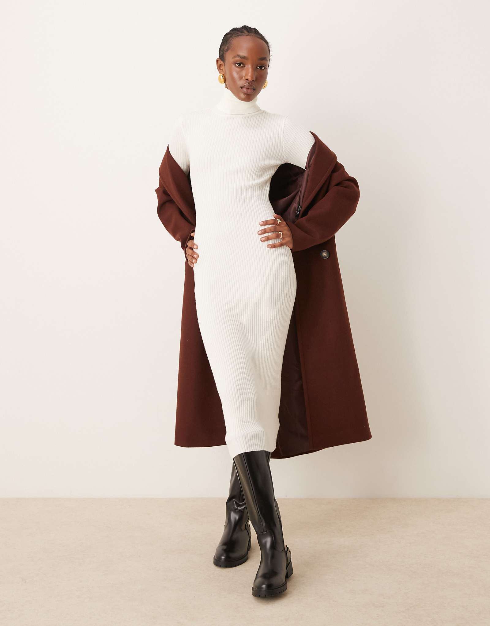 Кремовое миди-платье в рубчик с круглым вырезом и длинными рукавами от Vila кремового цвета 9190₽