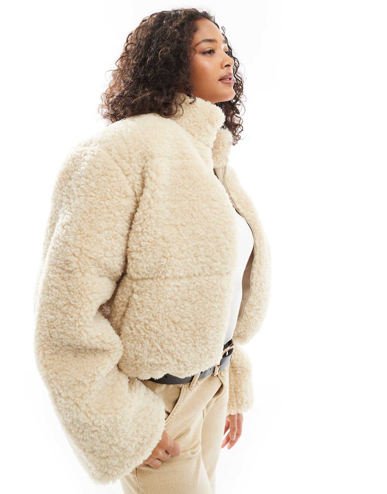 Короткая плюшевая куртка Vero Moda с отделкой из овсяных хлопьев 11590₽